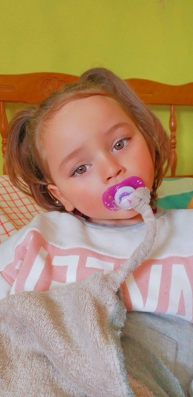 Ynaïa participe au concours pour gagner de l'argent avec cette photo : baby, baby_products, baby_toddler_clothing, cheek, child, drinkware, ear, eyebrow, eyelash, face, fun, happy, iris, lip, mouth, nose, person, pink, skin, sleeve