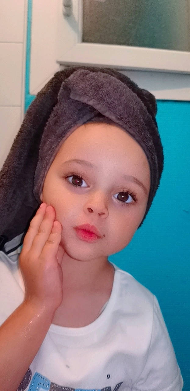 Ynaïa a rejoint le concours — aidez-le/la à gagner de superbes lots ! black_hair, brown_hair, cap, cheek, electric_blue, eyebrow, eyelash, fashion_design, forehead, hair_accessory, hand, headgear, headwear, jaw, knit_cap, lip, long_hair, neck, nose, person