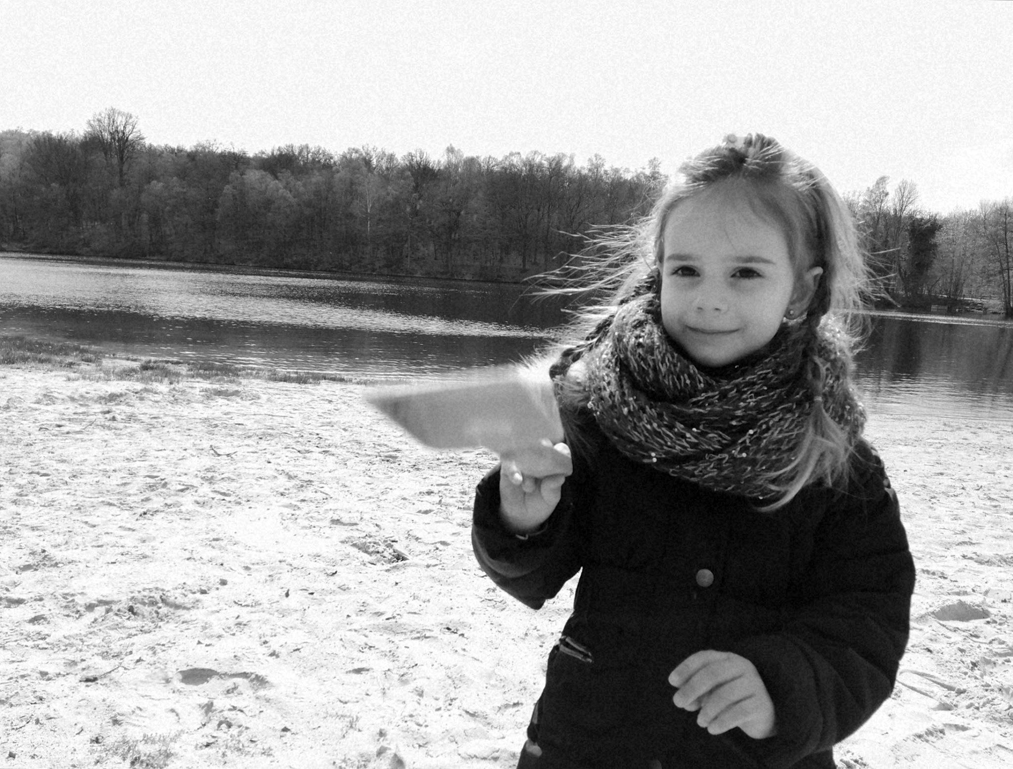 Ilyna a rejoint le concours — aidez-le/la à gagner de superbes lots ! bank, black_and_white, child, eye, happy, monochrome, monochrome_photography, person, photograph, photography, portrait, portrait_photography, recreation, smile, snow, style, vacation, water, winter