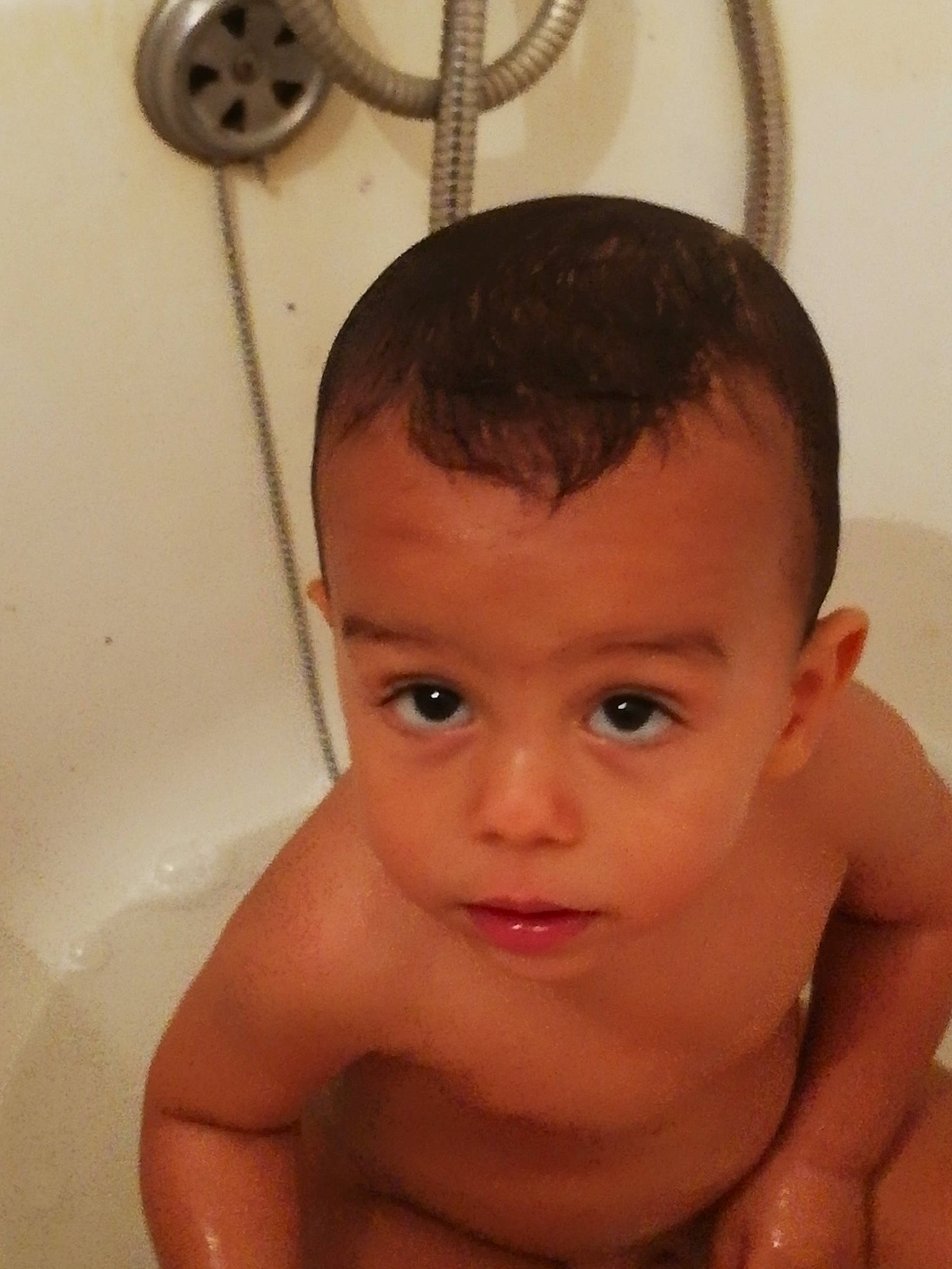 Zack participe au concours pour gagner de l'argent avec cette photo : baby, baby_bathing, barechested, bathing, bathtub, cheek, chest, child, chin, ear, eye, eyebrow, face, forehead, head, muscle, neck, nose, person, skin