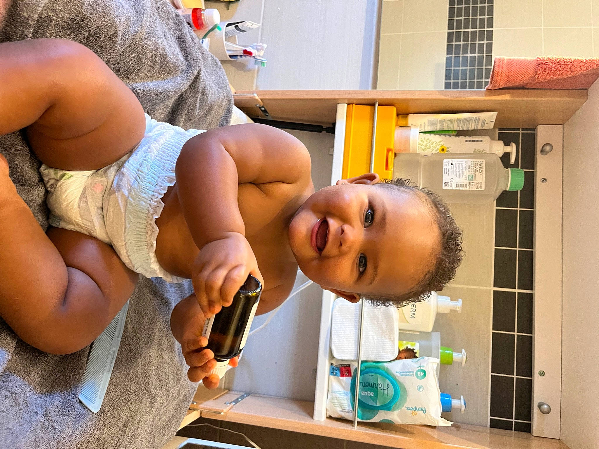 Yüna participe au concours pour gagner de l'argent avec cette photo : abdomen, baby, bookcase, chest, child, elbow, fun, happy, human_leg, joy, knee, person, play, refrigerator, room, shelf, shelving, smile, t_shirt, thigh