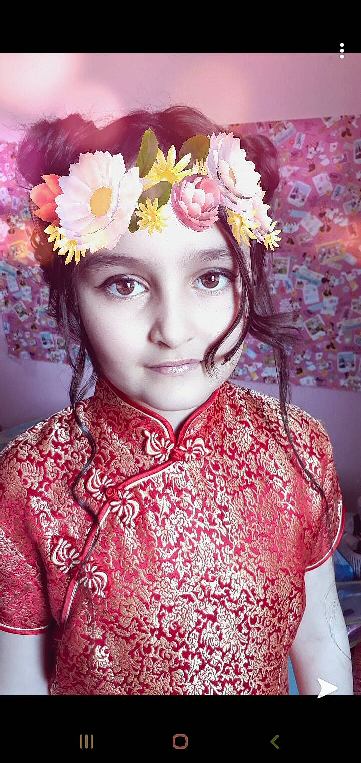 Sirine participe au concours pour gagner de l'argent avec cette photo : child, child_model, fashion_accessory, flower, hair_accessory, headgear, headpiece, headwear, person, photography, pink, plant, smile, tradition