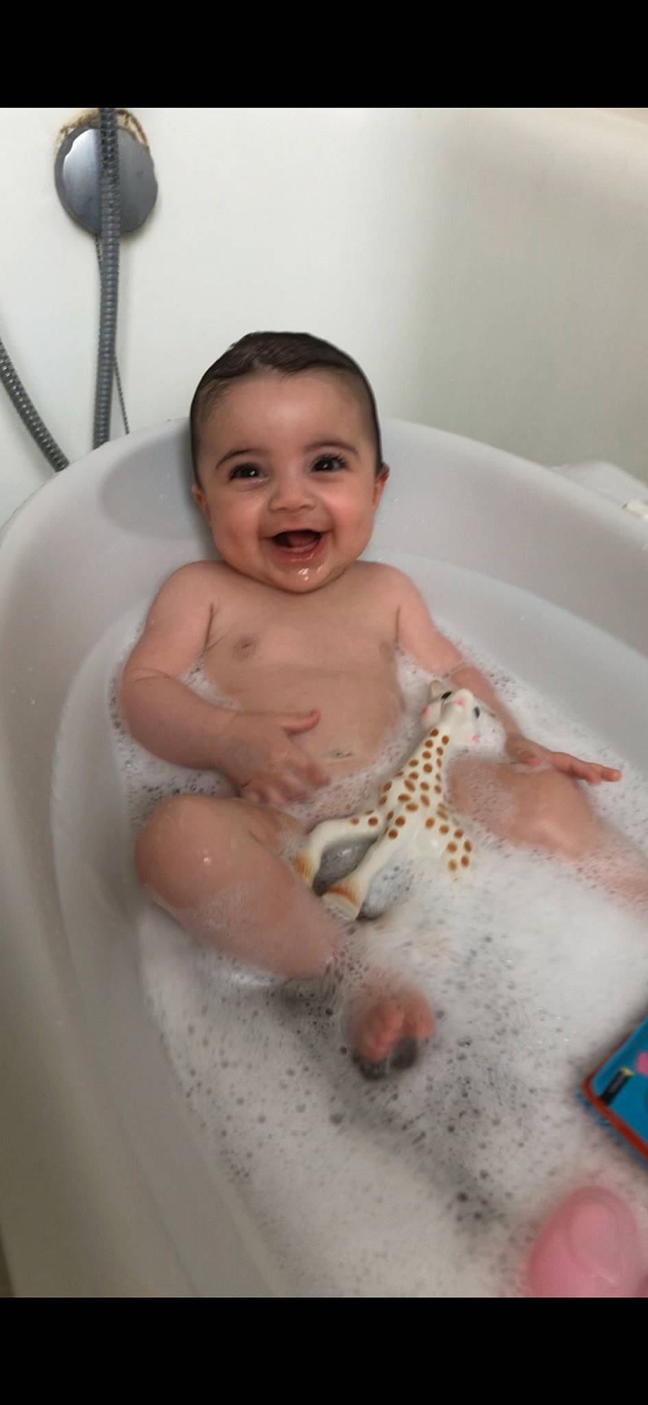 Sixtine a rejoint le concours — aidez-le/la à gagner de superbes lots ! baby, baby_bathing, bathing, bathroom, bathtub, chest, eye, eyebrow, finger, fluid, fun, happy, joy, liquid, mouth, person, plumbing_fixture, skin, smile, stomach