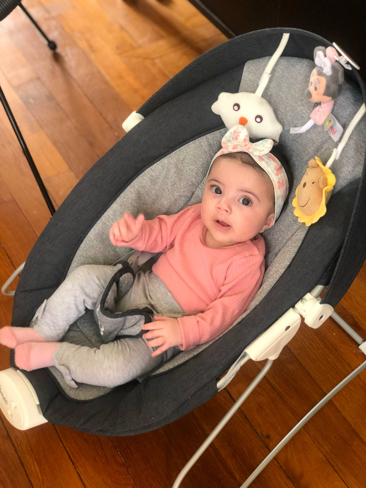 Sixtine participe au concours pour gagner de l'argent avec cette photo : baby, baby_carriage, baby_products, baby_toddler_clothing, bag, chair, child, circle, comfort, fashion_accessory, flooring, fun, furniture, hardwood, headwear, infant_bed, lap, person, sitting, toddler