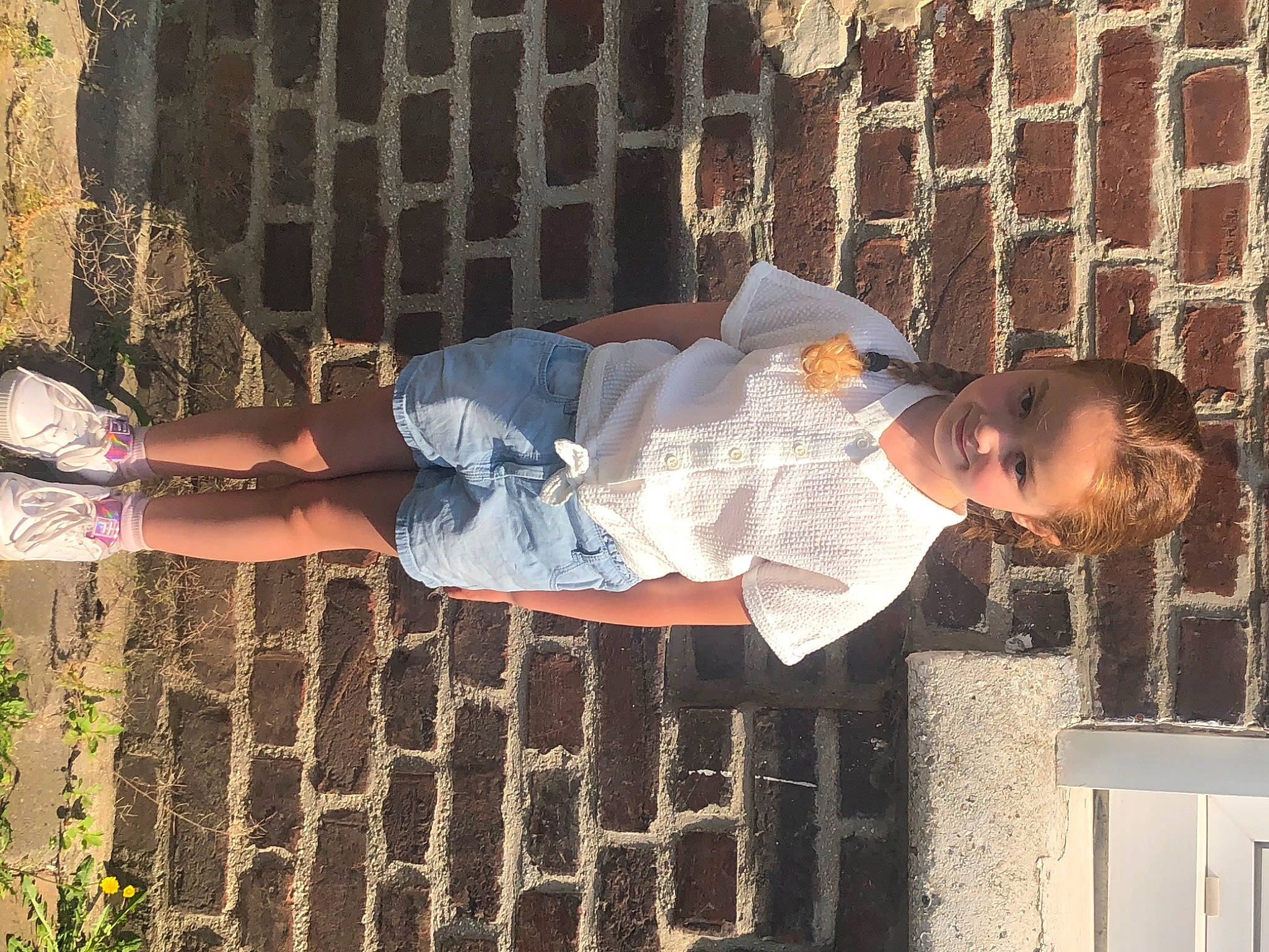 Loona a rejoint le concours — aidez-le/la à gagner de superbes lots ! arm, child, denim, foot, fun, happy, human_leg, leisure, line, pattern, person, plant, sitting, t_shirt, temple, thigh, toddler, waist, world