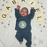 Gabriel a rejoint le concours — aidez-le/la à gagner de superbes lots ! baby, infant, blue_clothing, blanket, wooden_letters, wooden_decorations, face, raised_arms, milestone_sticker, socks, lying_down, cute, newborn, soft_texture, celebration, name_letters, portrait, baby_gabriel, cozy, toddler