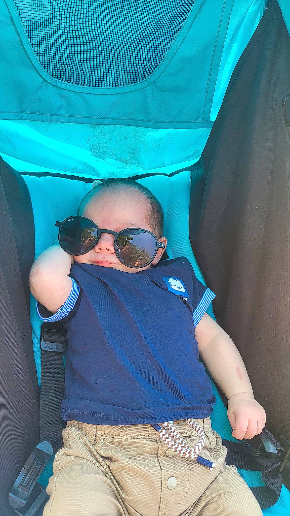 Hector participe au concours pour gagner de l'argent avec cette photo : baby_toddler_clothing, blue, car_seat, child, comfort, cool, electric_blue, eyewear, fun, glasses, goggles, leisure, pattern, person, personal_protective_equipment, purple, sitting, sunglasses, thigh, toddler