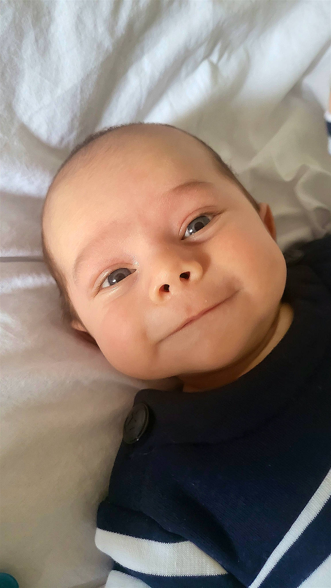 Hector a rejoint le concours — aidez-le/la à gagner de superbes lots ! baby, baby_toddler_clothing, cheek, child, chin, collar, comfort, eye, eyebrow, eyelash, happy, iris, lip, nose, person, portrait_photography, room, skin, sleeve, smile