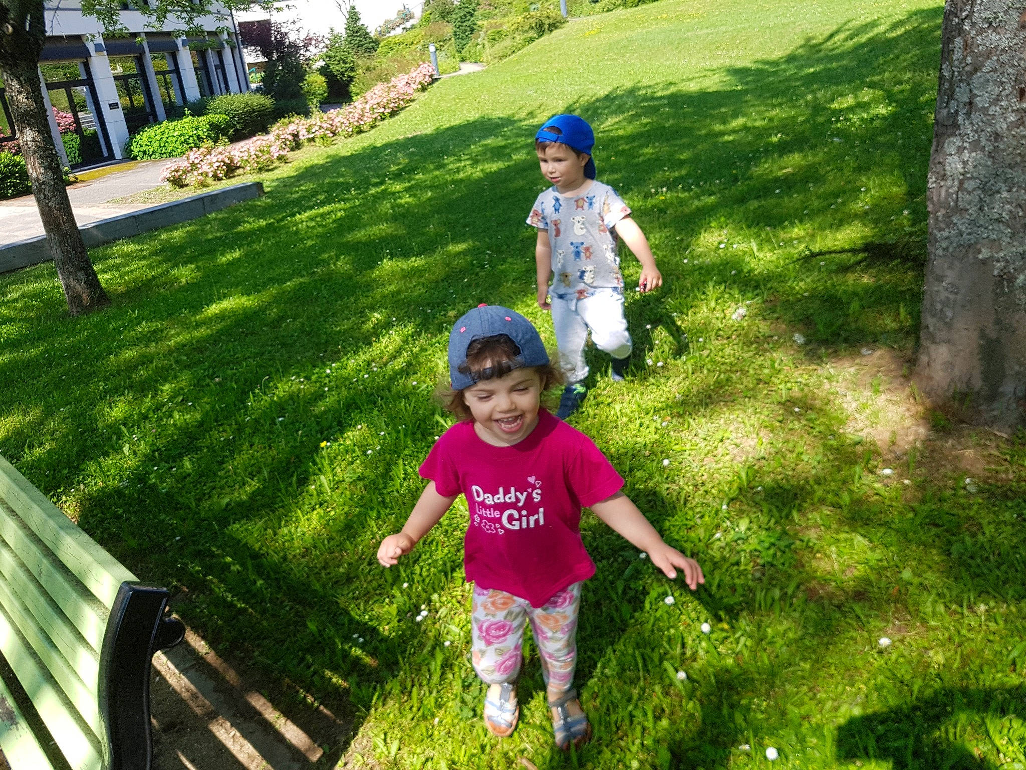 Sihana participe au concours pour gagner de l'argent avec cette photo : botany, fun, grass, grass_family, grassland, green, happy, hat, headwear, joy, landscape, lawn, leaf, leisure, meadow, people_in_nature, person, plant, recreation, smile
