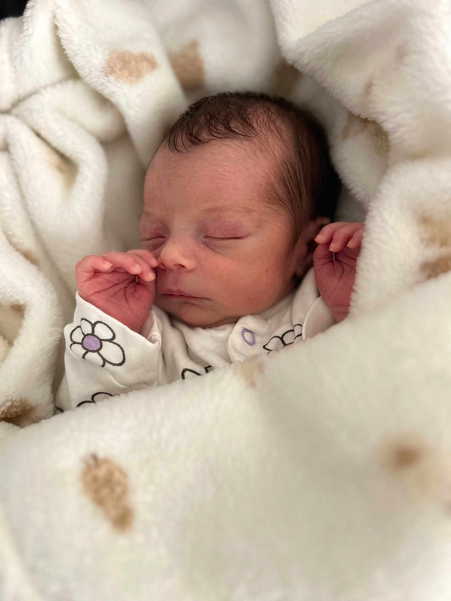 Carla participe au concours pour gagner de l'argent avec cette photo : newborn, baby, sleeping, blanket, soft, cute, infant, wrapped, cozy, face, hands, clothing, pattern, flower_print, peaceful, closeup, portrait, skin, head, rest