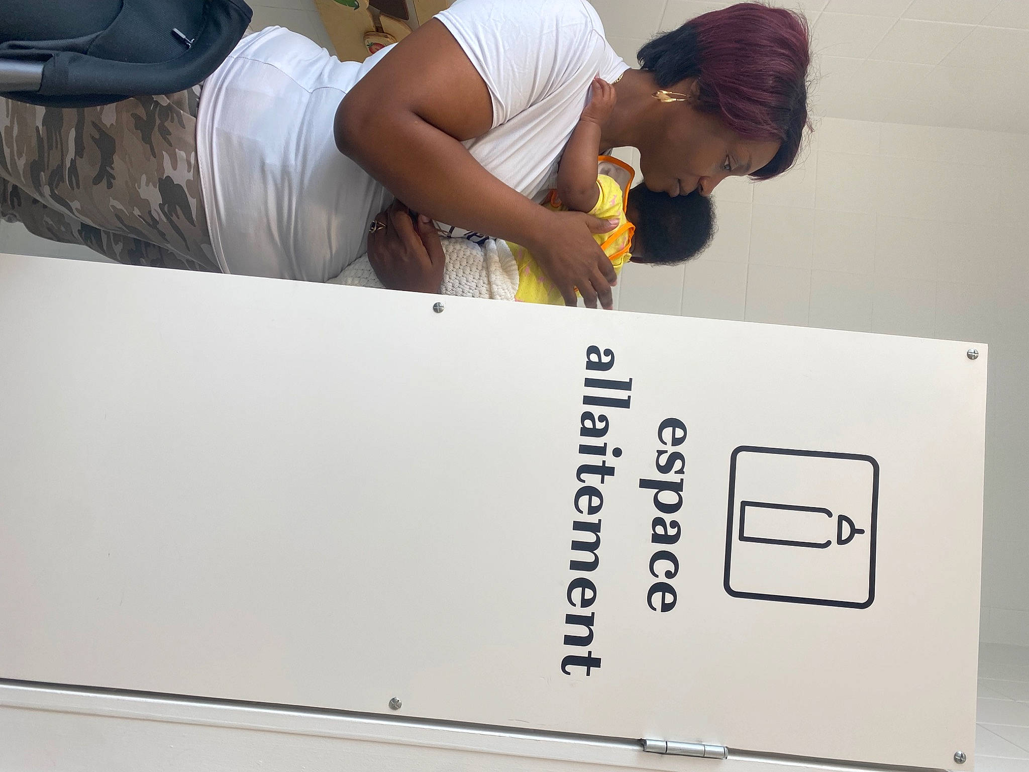 Vénus Jeïda Aïcha participe au concours pour gagner de l'argent avec cette photo : advertising, automotive_design, brand, elbow, event, eyewear, font, job, person, plant, sleeve, t_shirt