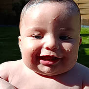 Sohan a rejoint le concours — aidez-le/la à gagner de superbes lots ! baby, child, smiling, wet_skin, water_droplets, hand, tattoo, outdoor, sunlight, fence, grass, skin, portrait, happy, young_child, bare_chest, close_up, daylight, cute, summer