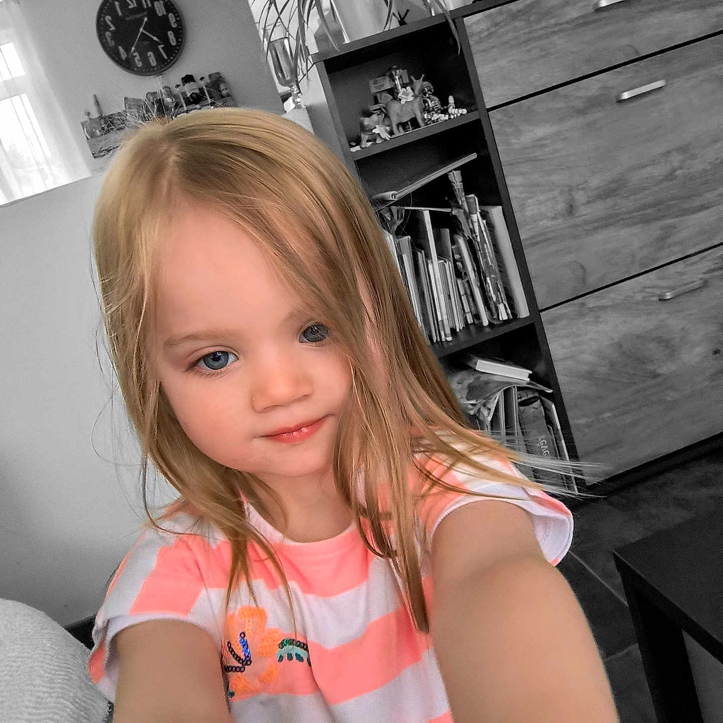 Lola participe au concours pour gagner de l'argent avec cette photo : architecture, bookcase, building, cabinet, child, face, female, furniture, girl, head, indoors, interiordesign, livingroom, person, photography, plant, portrait, pottedplant, room, shelf