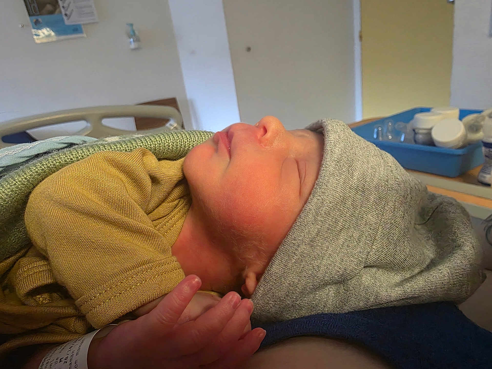 Thélio a rejoint le concours — aidez-le/la à gagner de superbes lots ! newborn, baby, sleeping, hospital, blanket, hat, infant, hand, skin, clothing, bed, healthcare, person, cute, rest, closeup, soft, peaceful, child, indoors