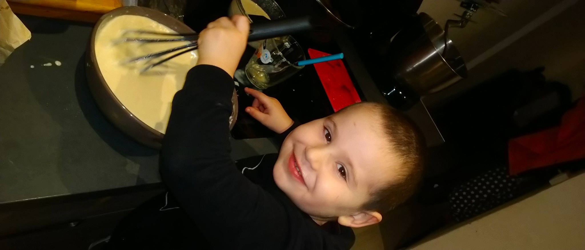 Mathieu a rejoint le concours — aidez-le/la à gagner de superbes lots ! audio_equipment, auto_part, automotive_design, automotive_tire, automotive_wheel_system, black_hair, bumper, cheek, child, cool, eyebrow, eyelash, finger, flash_photography, fun, happy, joy, nail, person, room