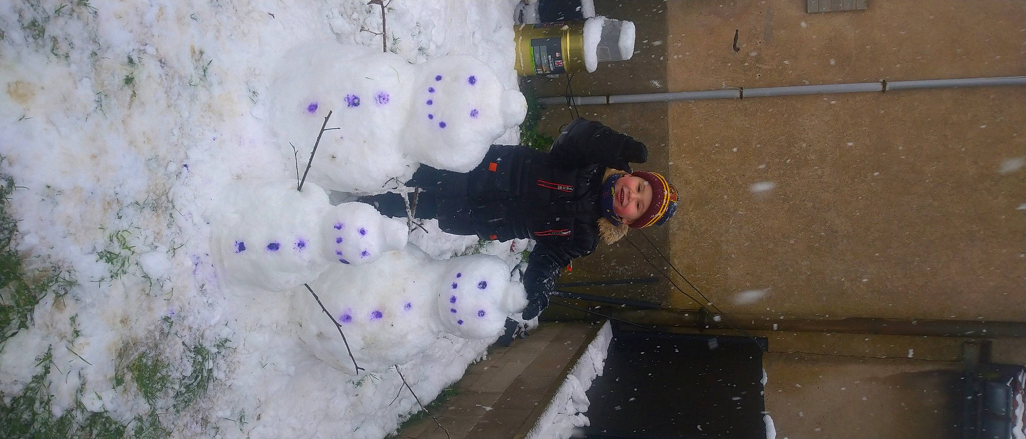 Mathieu a rejoint le concours — aidez-le/la à gagner de superbes lots ! event, freezing, fun, headwear, joy, person, precipitation, smile, snow, snowman, street_light, visual_arts, winter, world