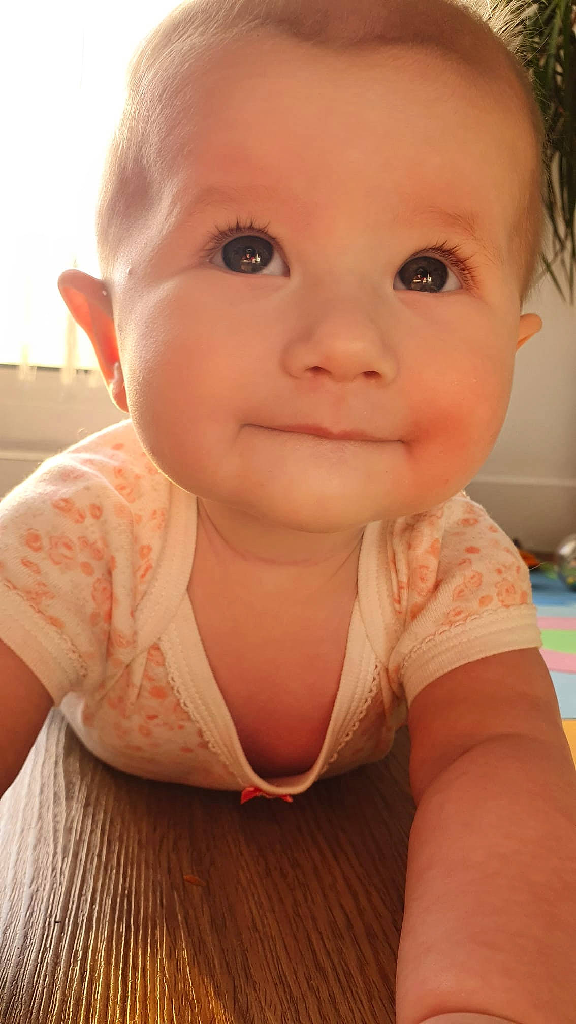 Aurelia participe au concours pour gagner de l'argent avec cette photo : baby, baby_toddler_clothing, cheek, chest, child, chin, eyelash, flooring, happy, human_body, iris, lip, neck, nose, person, sitting, skin, sleeve, smile, toddler