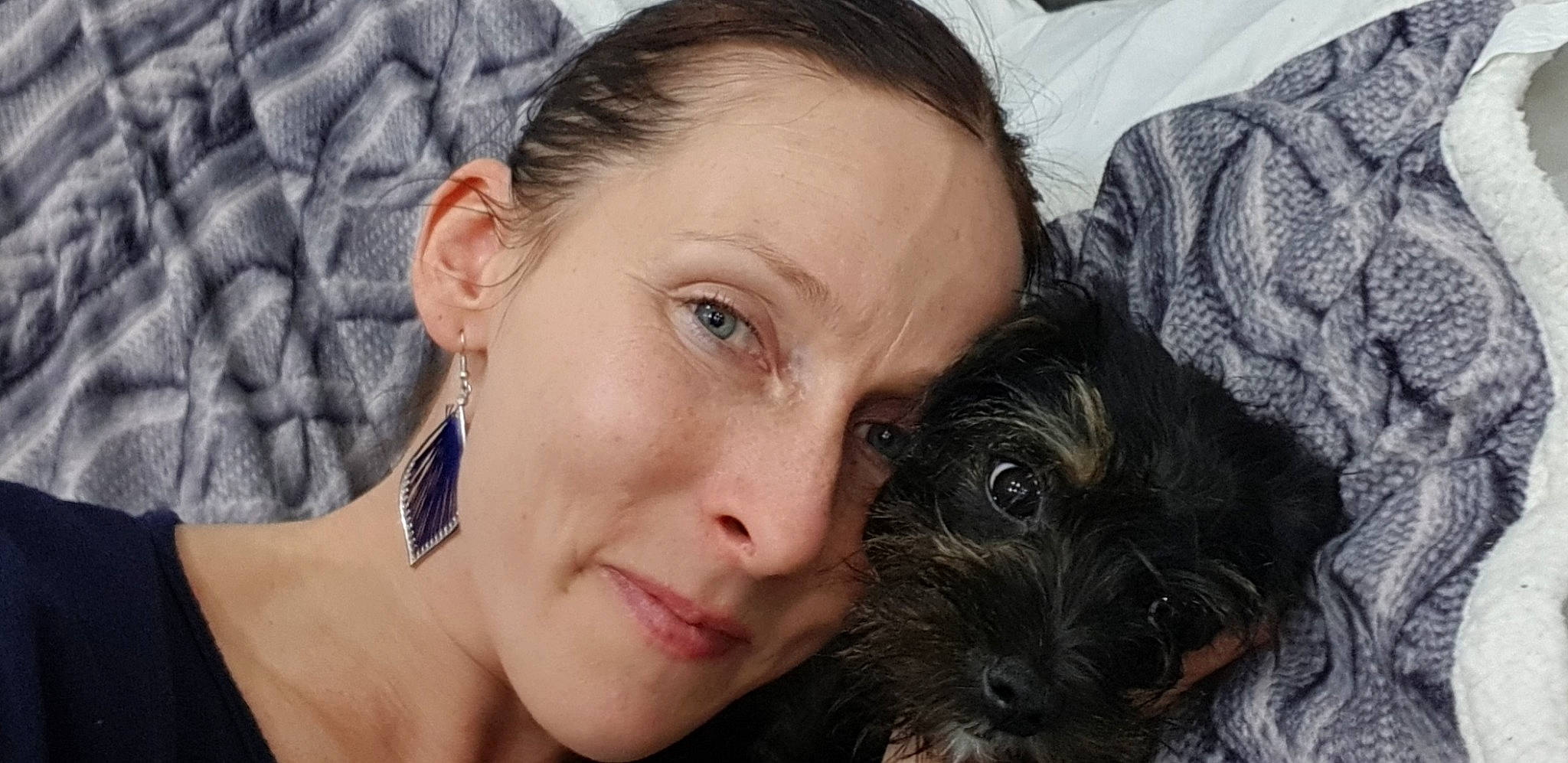 Choupette participe au concours pour gagner de l'argent avec cette photo : carnivoran, dog, dog_like_mammal, ear, eye, fur, girl, human, mammal, organ, person, portrait, portrait_photography, puppy, skin, smile, snout, vertebrate