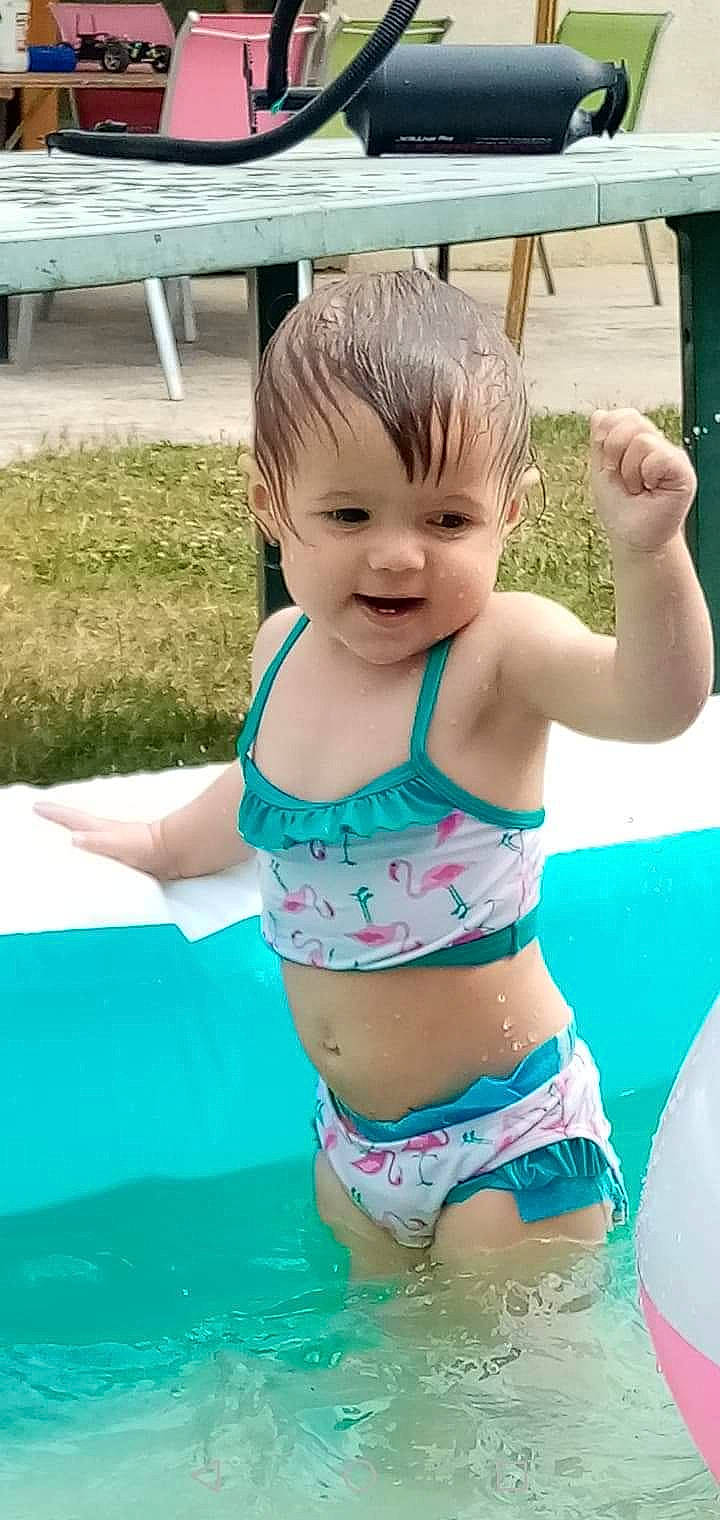 Eleana a rejoint le concours — aidez-le/la à gagner de superbes lots ! abdomen, bikini, briefs, chest, child, clothing, fun, leg, leisure, navel, person, play, smile, summer, swimwear, toddler, trunk, undergarment, water