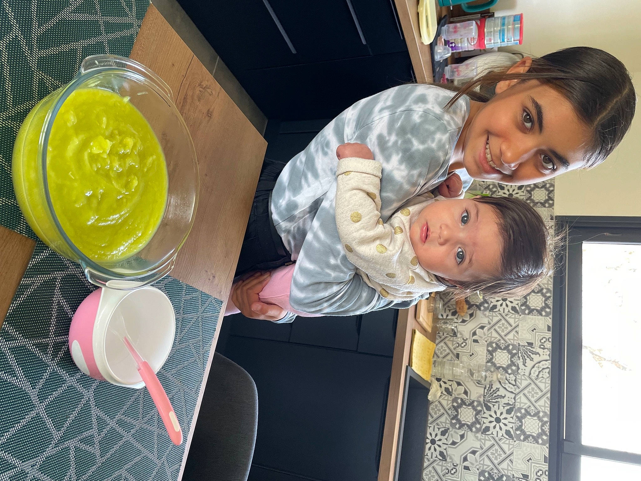 Giulia participe au concours pour gagner de l'argent avec cette photo : child, circle, cooking, dishware, drink, drinkware, eyewear, fun, glass, jewellery, joy, party_supply, person, plastic, plate, room, serveware, service, tableware, toddler