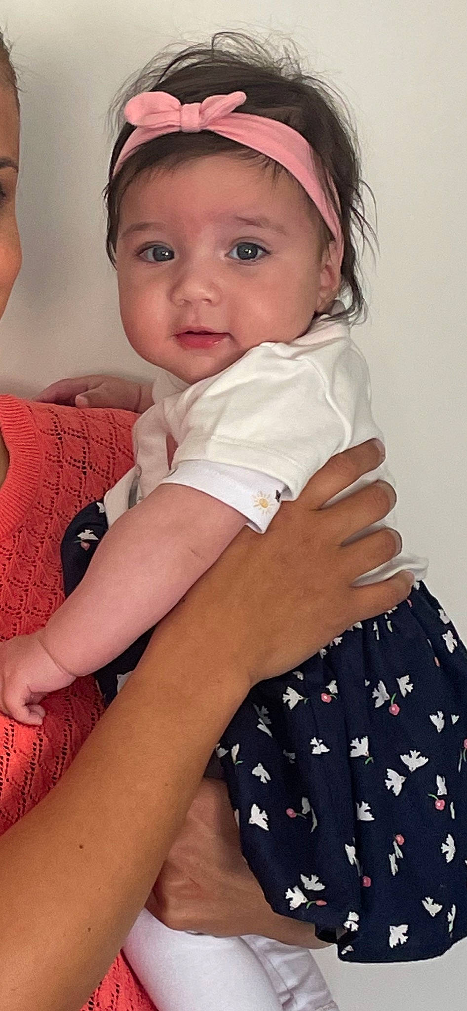 Giulia a rejoint le concours — aidez-le/la à gagner de superbes lots ! arm, baby_toddler_clothing, cheek, clothing, dress, eye, face, facial_expression, gesture, hairstyle, head, headwear, iris, joint, lip, neck, organ, person, shoulder, skin