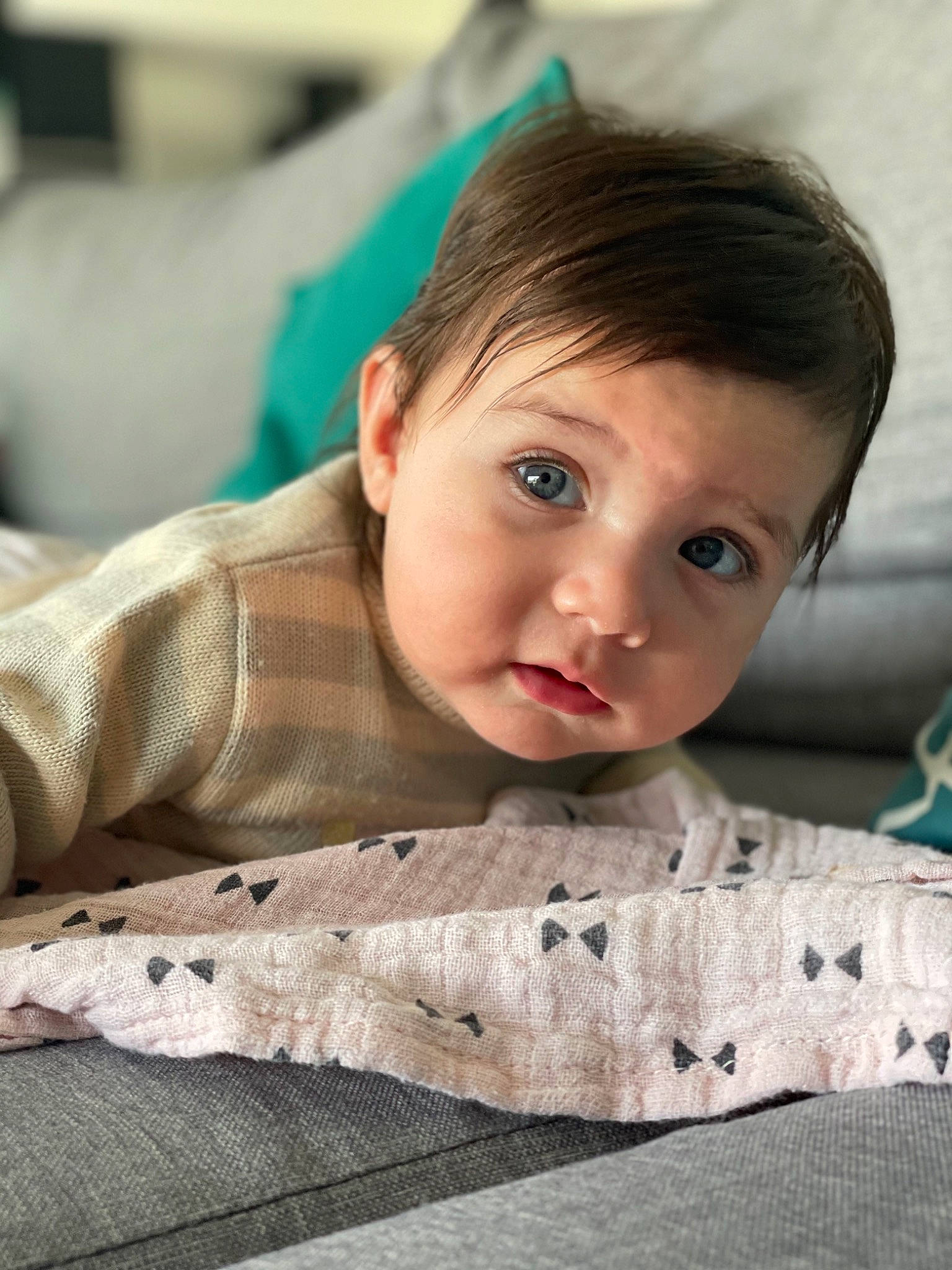 Giulia participe au concours pour gagner de l'argent avec cette photo : baby, baby_toddler_clothing, cheek, child, chin, comfort, eye, eyebrow, eyelash, face, facial_expression, forehead, happy, linens, nose, person, sitting, skin, sleeve, toddler