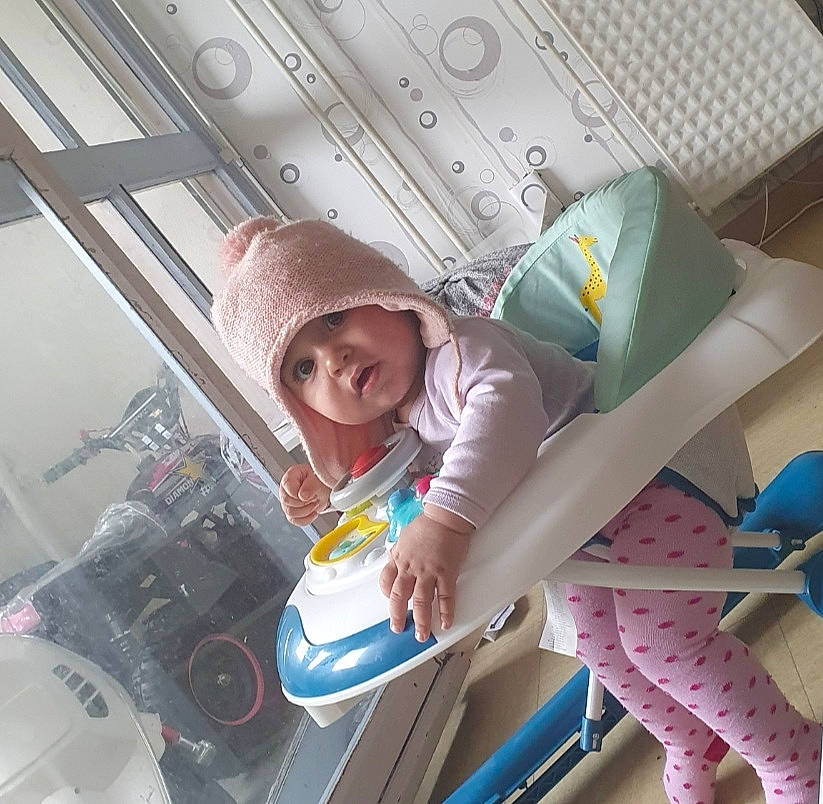 Azra participe au concours pour gagner de l'argent avec cette photo : auto_part, automotive_design, baby, baby_products, ceiling, child, comfort, fun, happy, headwear, leisure, machine, magenta, person, purple, recreation, room, selfie, smile, space