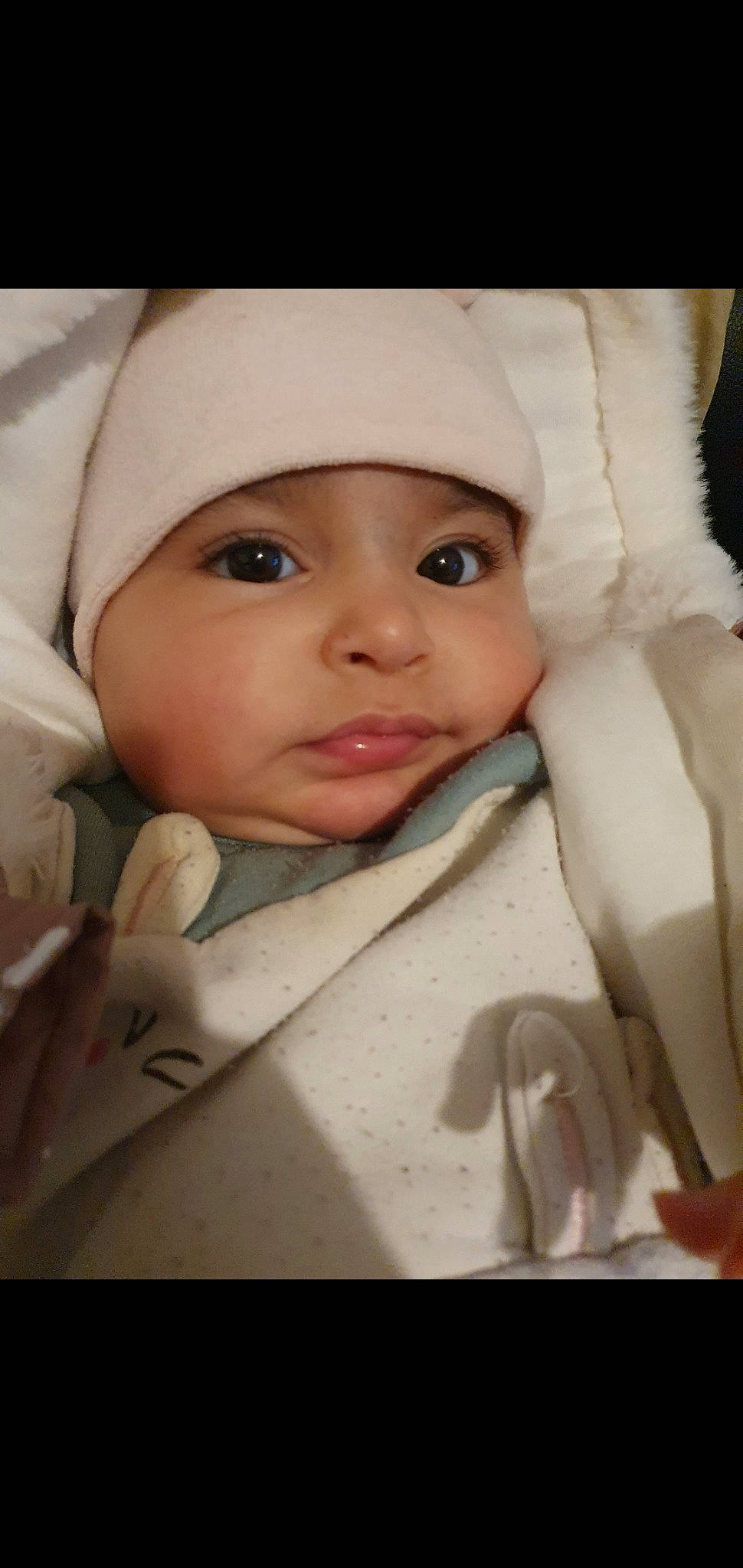 Azra a rejoint le concours — aidez-le/la à gagner de superbes lots ! baby, baby_products, cap, cheek, child, comfort, eyebrow, eyelash, fashion_accessory, fur, gesture, happy, headgear, headwear, iris, linens, lip, nose, person, skin