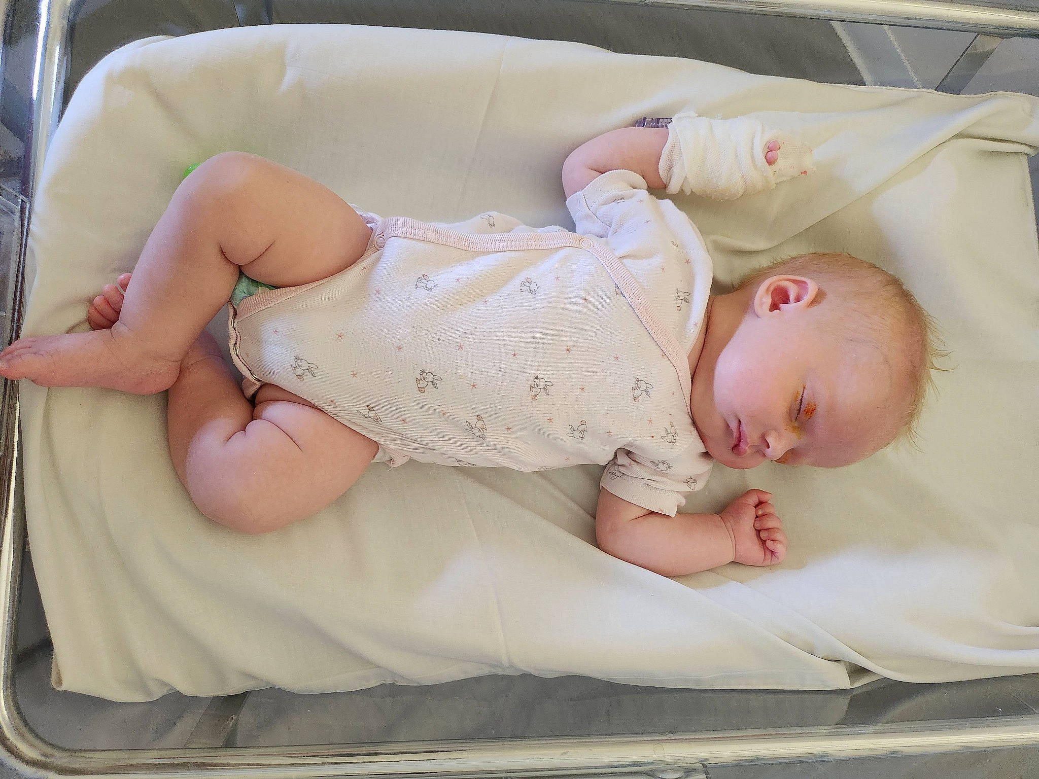 Shayna participe au concours pour gagner de l'argent avec cette photo : baby, baby_products, baby_safety, baby_sleeping, baby_toddler_clothing, bedding, bedtime, child, comfort, couch, finger, linens, nap, pattern, person, room, sitting, skin, sleeve, textile