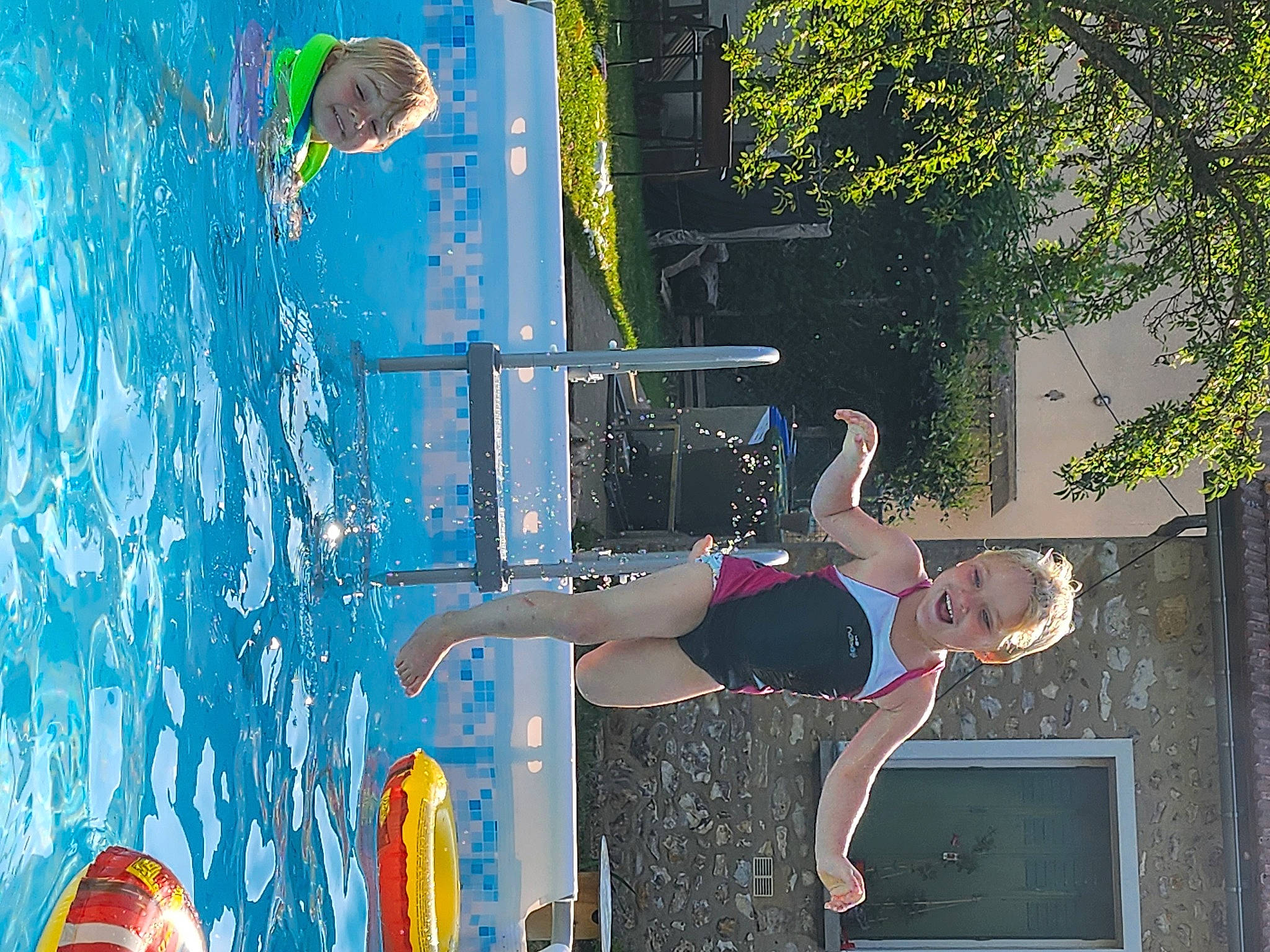 Ilyana participe au concours pour gagner de l'argent avec cette photo : ball, entertainment, fun, human_leg, joy, leisure, performing_arts, person, recreation, shorts, sports, sports_equipment, summer, swimming_pool, swimwear, thigh, tire, tree, vacation, water