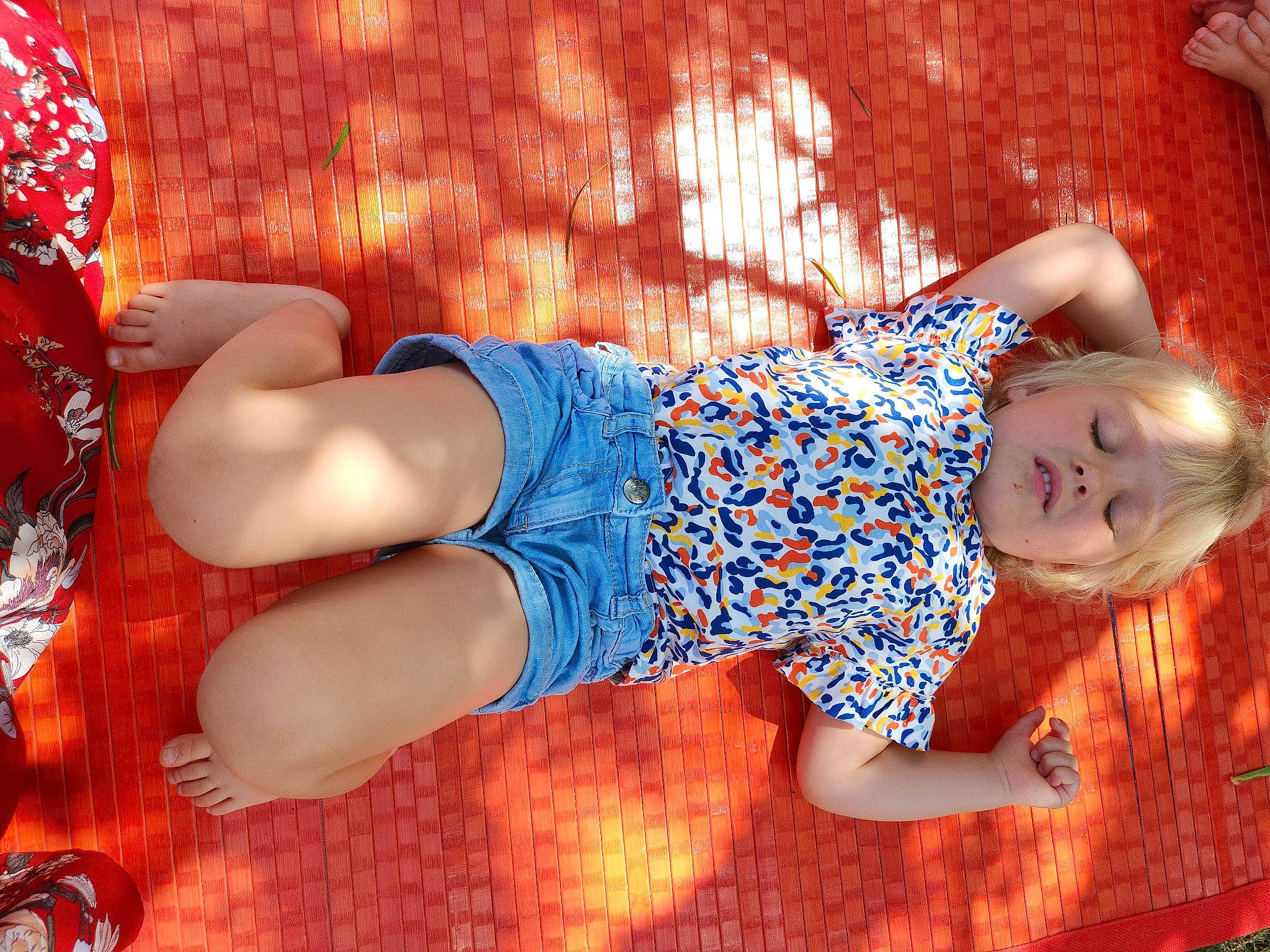 Ilyana a rejoint le concours — aidez-le/la à gagner de superbes lots ! baby, baby_toddler_clothing, beauty, child, electric_blue, flooring, fun, human_leg, knee, leg, orange, pattern, person, pink, red, sportswear, textile, thigh, toddler, waist