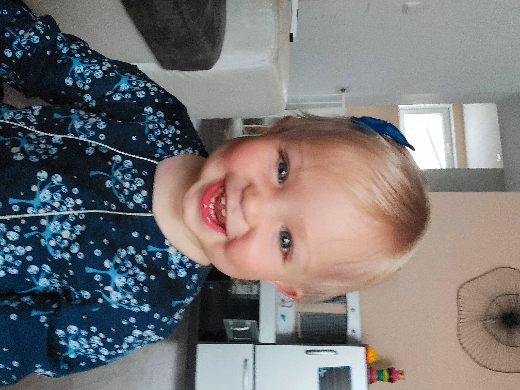 Cloé participe au concours pour gagner de l'argent avec cette photo : baby, baby_laughing, baby_products, baby_toddler_clothing, cheek, child, electric_blue, fun, happy, home_appliance, iris, joy, kitchen_appliance, mechanical_fan, nose, person, room, smile, standing, t_shirt