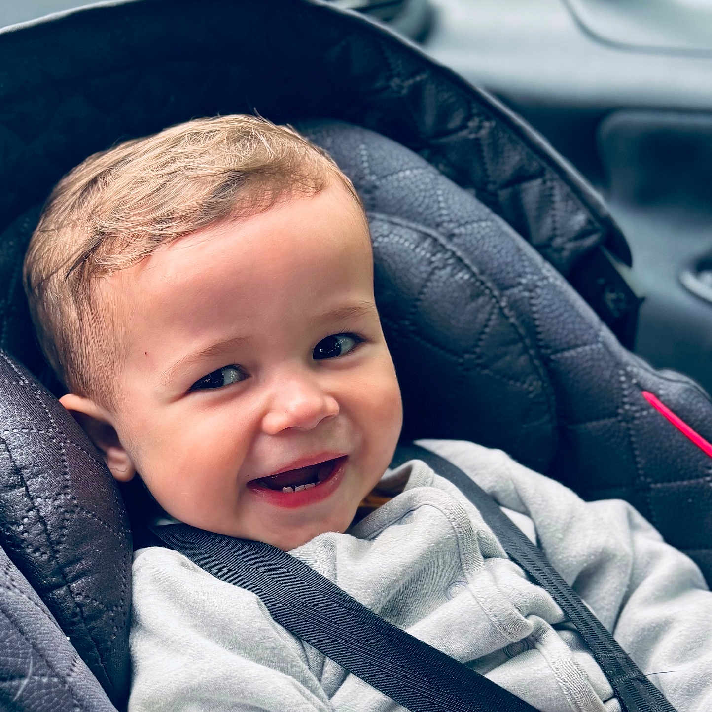 Aaron a rejoint le concours — aidez-le/la à gagner de superbes lots ! baby, baby_clothes, car_interior, car_seat, child, closeup, clothing, cute, face, hair, happy, head, indoors, infant, person, safety, seatbelt, smiling, toddler, young_child