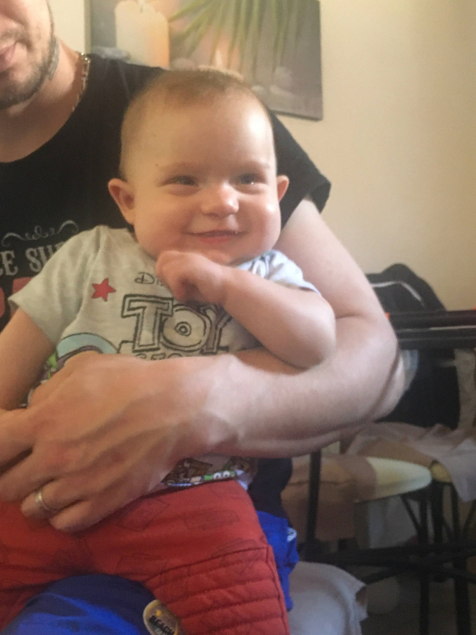 Ylian participe au concours pour gagner de l'argent avec cette photo : arm, baby, cheek, child, ear, finger, joy, muscle, person, skin, smile, thumb, toddler