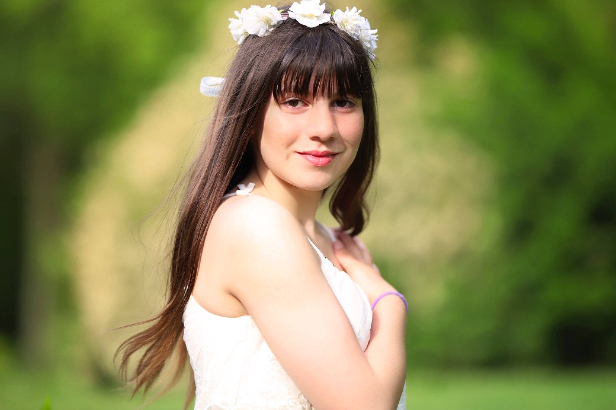 Loriana participe au concours pour gagner de l'argent avec cette photo : beauty, brown_hair, dress, eye, flower, grass, hair, hair_accessory, hairstyle, headgear, headpiece, joy, lady, lip, long_hair, model, person, photo_shoot, photography, plant