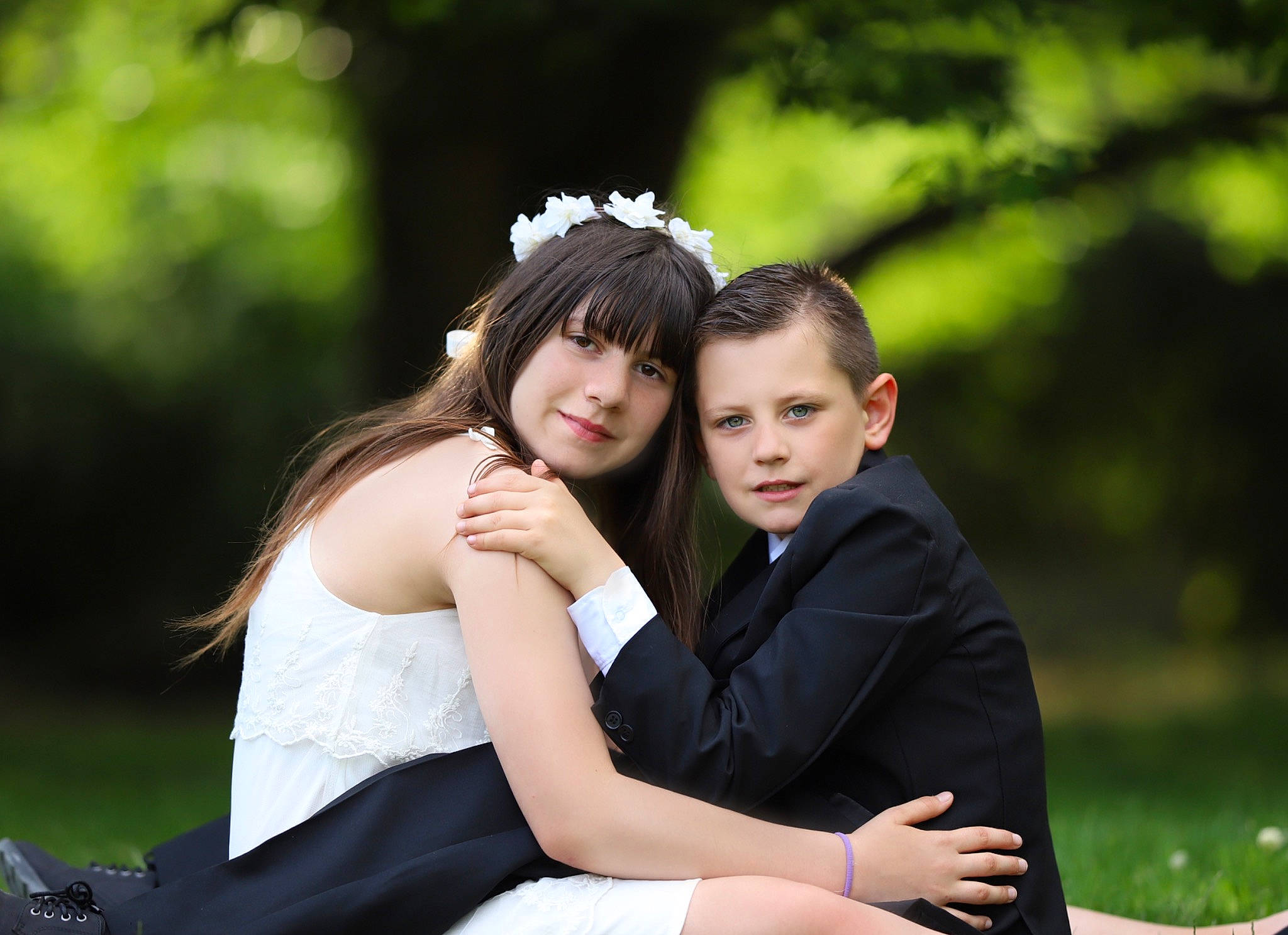 Ylounna participe au concours pour gagner de l'argent avec cette photo : beauty, botany, ceremony, dress, fashion, friendship, grass, happy, interaction, lady, love, male, people_in_nature, person, photograph, photography, romance, sitting, skin, spring