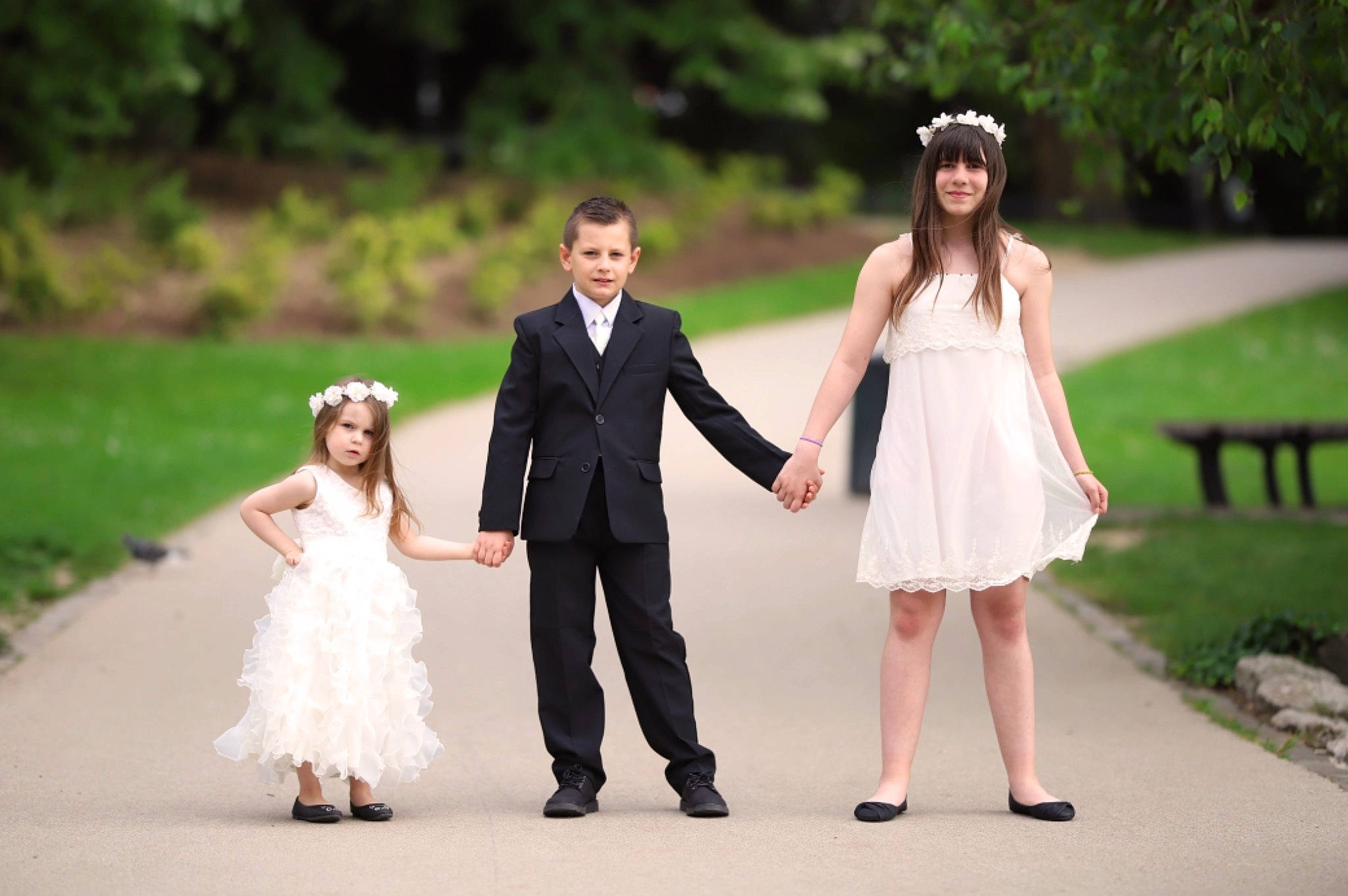 Ylounna a rejoint le concours — aidez-le/la à gagner de superbes lots ! bridal_clothing, bridal_party_dress, bride, ceremony, child, clothing, dress, event, fashion, formal_wear, gesture, gown, groom, headwear, joy, lady, male, person, photograph, pink