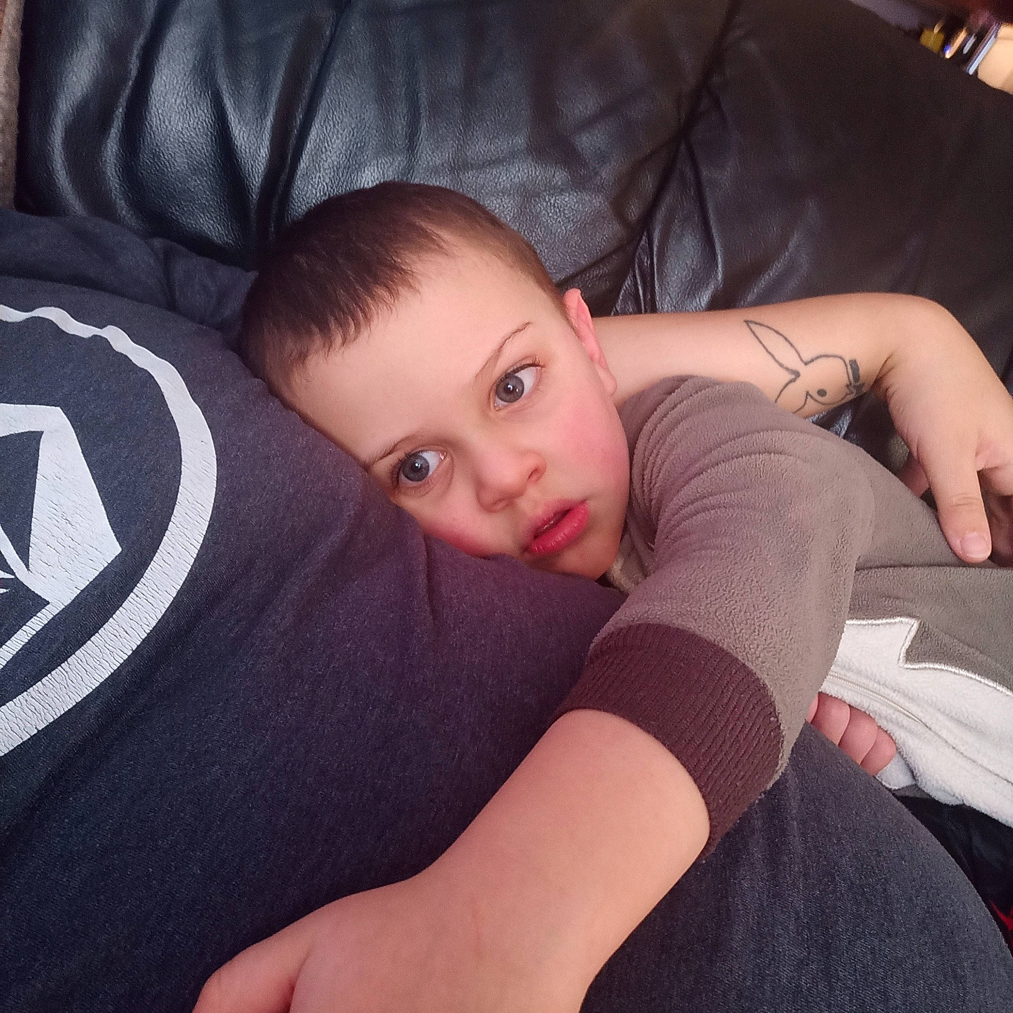 Zack a rejoint le concours — aidez-le/la à gagner de superbes lots ! black_hair, chest, comfort, cool, couch, elbow, finger, flash_photography, human_body, joint, knee, leg, mammal, mouth, muscle, neck, person, shoulder, sleeve, t_shirt