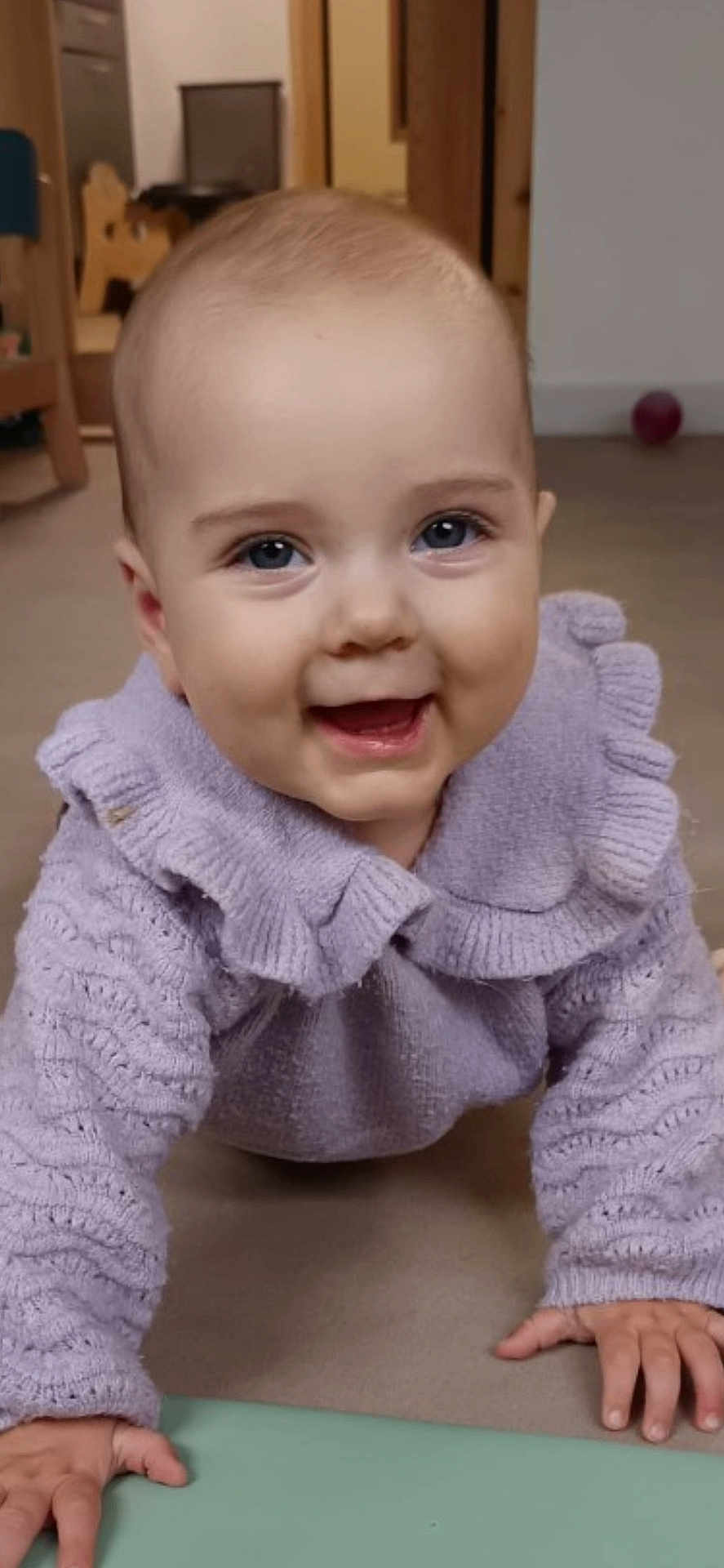 Hortense a rejoint le concours — aidez-le/la à gagner de superbes lots ! baby, child, crawling, smiling, knitted_sweater, lavender, indoor, floor, happy, portrait, infant, cute, young_child, face, hands, home, cozy, person, expression, toddler