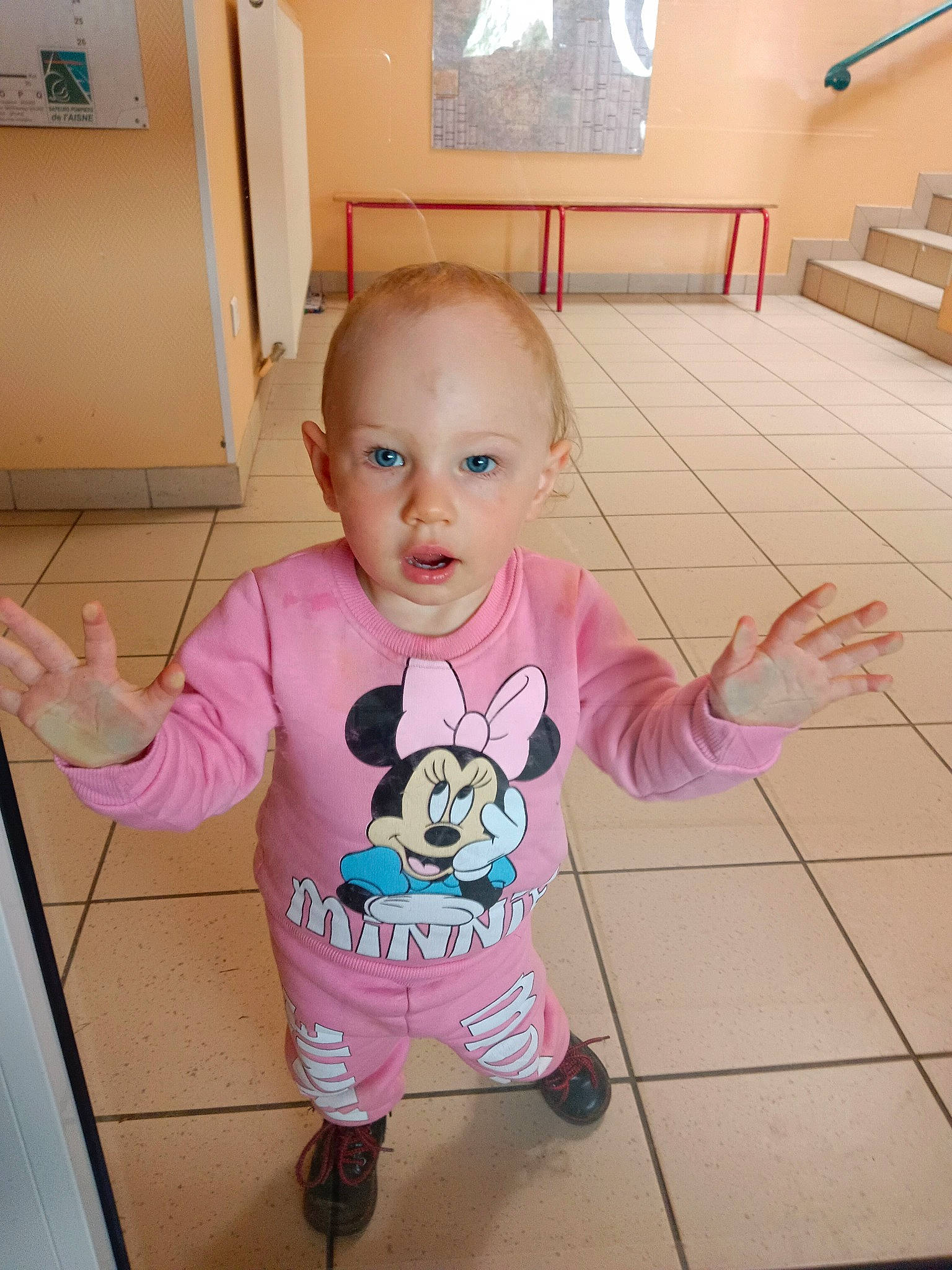 Layla a rejoint le concours — aidez-le/la à gagner de superbes lots ! baby, baby_toddler_clothing, cheek, child, floor, flooring, fun, happy, hardwood, mammal, material_property, person, pink, room, skin, sleeve, standing, surprise, t_shirt, thumb