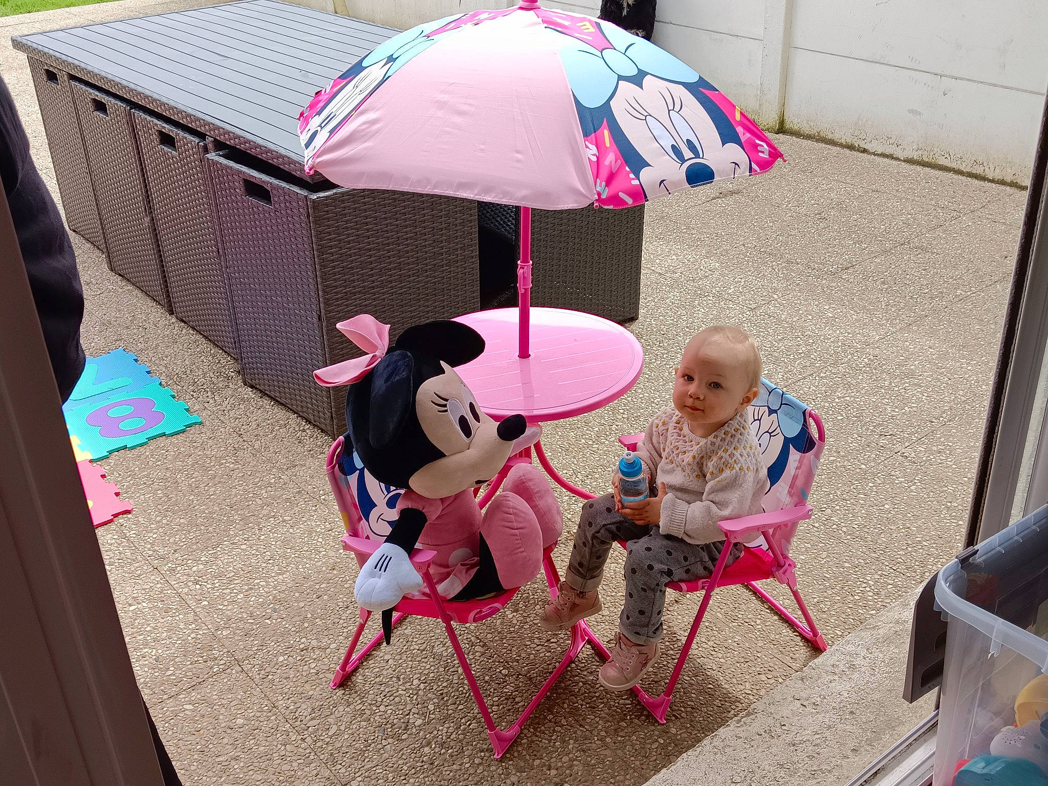 Layla a rejoint le concours — aidez-le/la à gagner de superbes lots ! carmine, chair, comfort, event, fashion_accessory, fun, grass, lap, leisure, magenta, outdoor_furniture, outdoor_table, person, pink, recreation, red, shade, sitting, tints_and_shades, travel