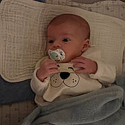 Daniel a rejoint le concours — aidez-le/la à gagner de superbes lots ! baby, infant, pacifier, blanket, pillow, bed, sleepwear, cute, child, face, hand, comfort, resting, indoors, soft, young, cozy, expression, clothing, lying_down