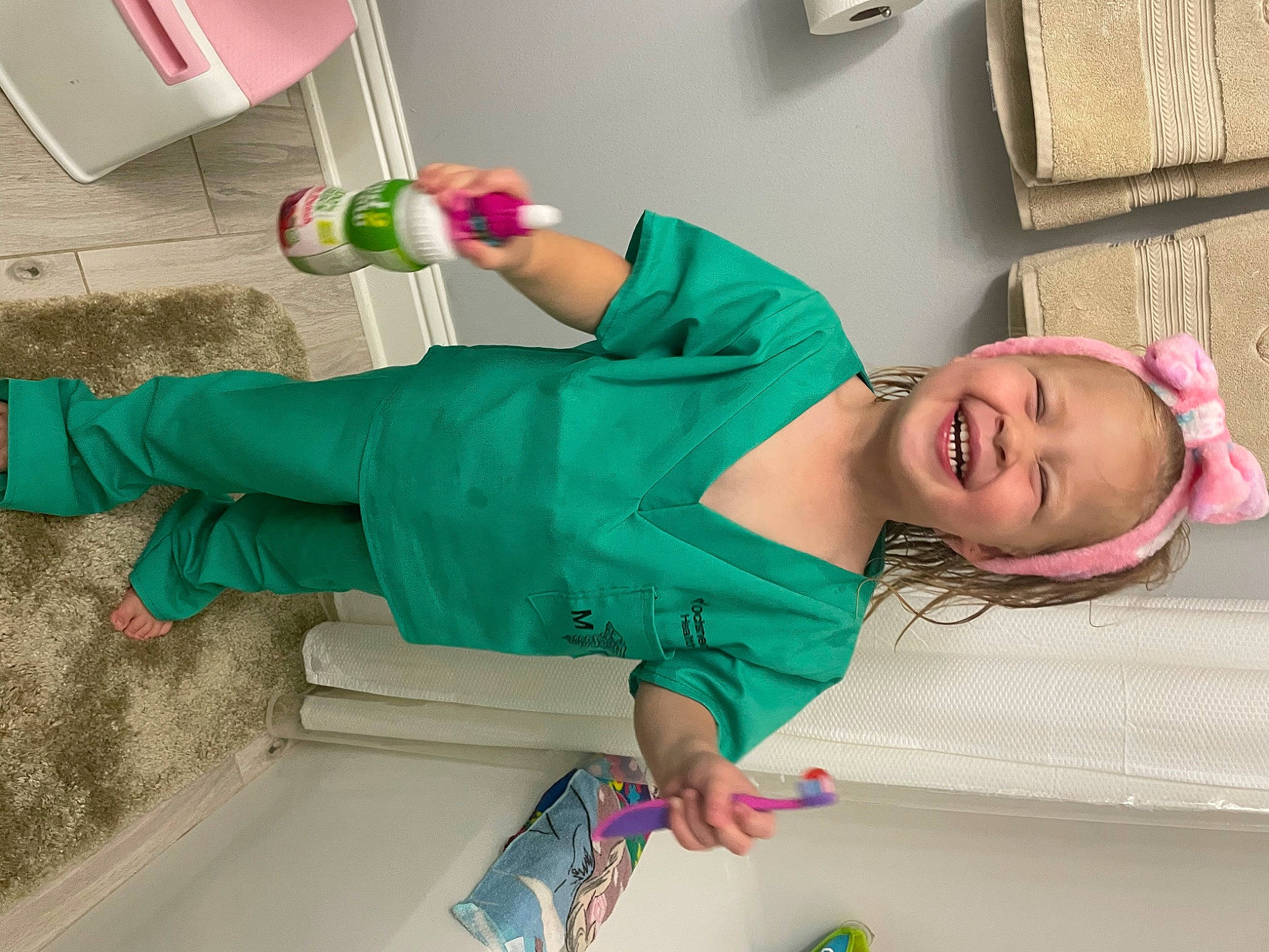 Katherine is registered to the contest to win money with this photo: baby_toddler_clothing, balloon, child, comfort, fun, happy, human_leg, joint, joy, knee, leg, leisure, magenta, person, pink, room, sleeve, smile, sunglasses, t_shirt
