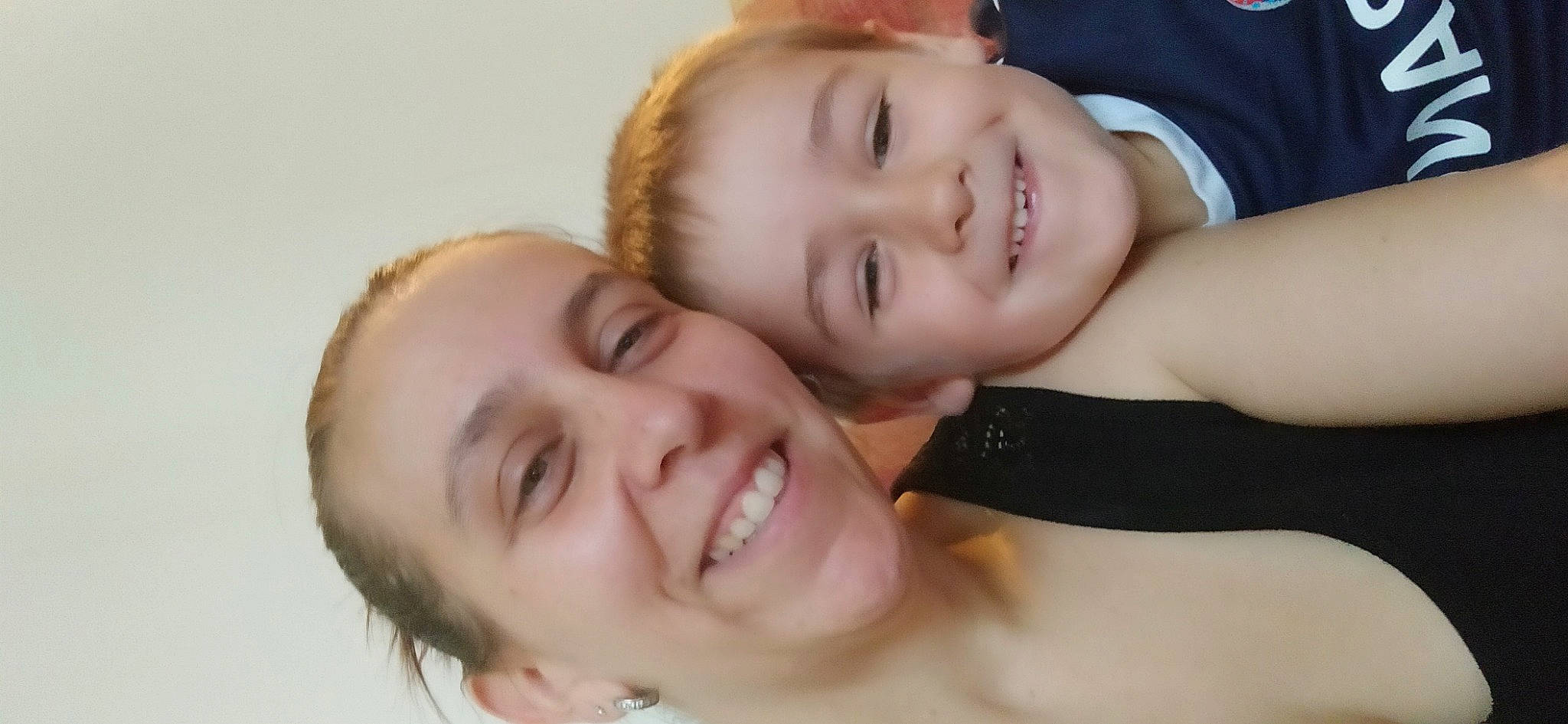 Arthur participe au concours pour gagner de l'argent avec cette photo : arm, cheek, chin, dress, ear, eye, eyebrow, eyelash, face, happy, human_body, jaw, joy, lip, mouth, neck, nose, person, shoulder, skin