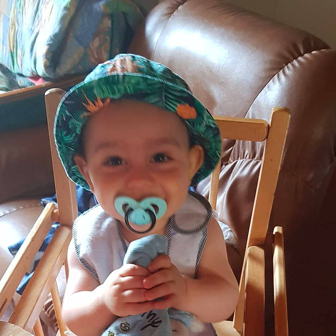 Jetemy a rejoint le concours — aidez-le/la à gagner de superbes lots ! baby, baby_carriage, baby_products, baby_safety, baby_toddler_clothing, chair, cheek, child, comfort, ear, eyelash, finger, hand, hat, headwear, iris, mouth, nose, organ, person