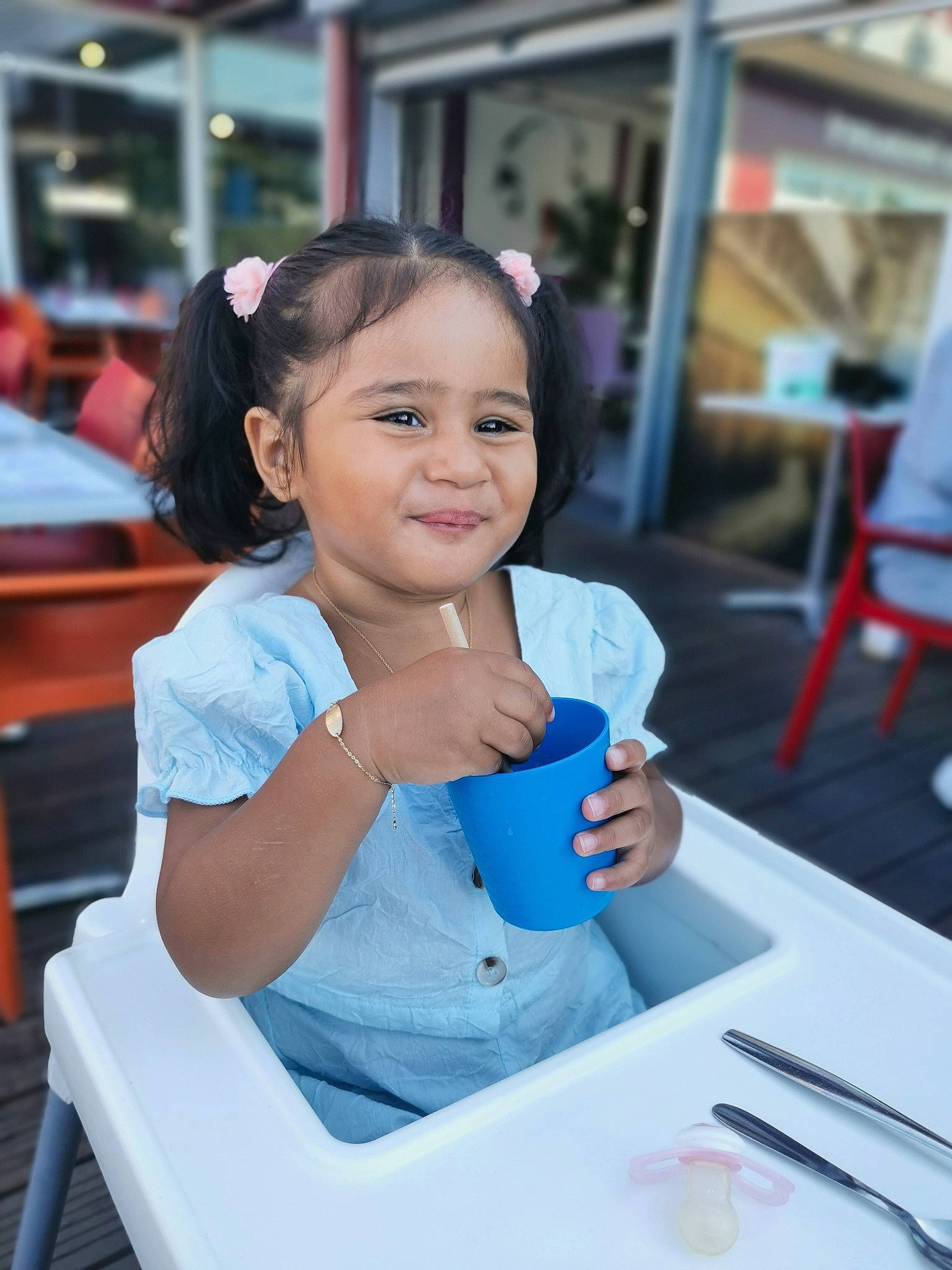 émeraude a rejoint le concours — aidez-le/la à gagner de superbes lots ! chair, child, chin, electric_blue, event, fun, gadget, hairstyle, happy, joy, leisure, person, recreation, room, sitting, skin, smile, t_shirt, table, toddler