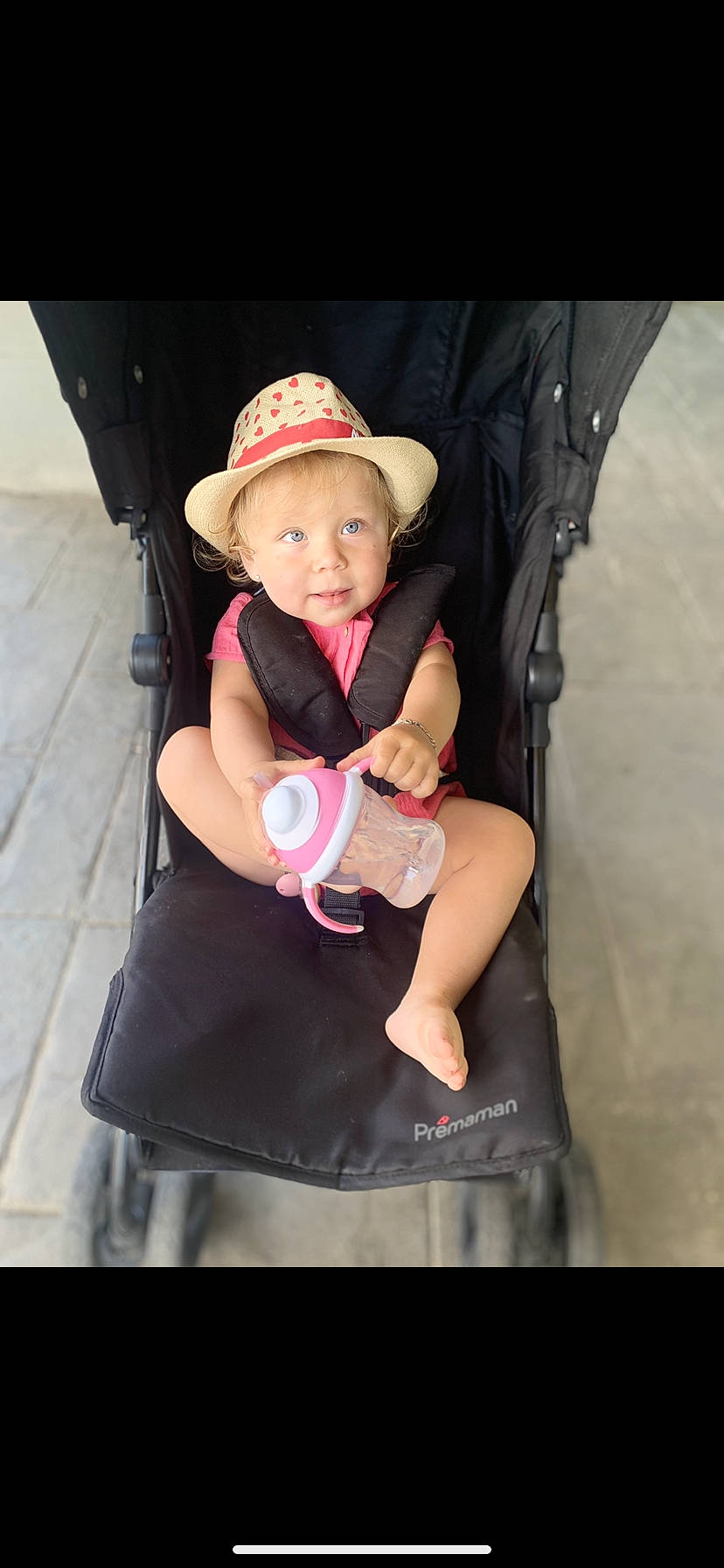 Soffya a rejoint le concours — aidez-le/la à gagner de superbes lots ! baby, baby_carriage, baby_products, baby_toddler_clothing, baseball_cap, cap, child, comfort, costume_hat, fashion_accessory, fedora, flash_photography, fun, happy, hat, magenta, person, pink, sun_hat, thigh