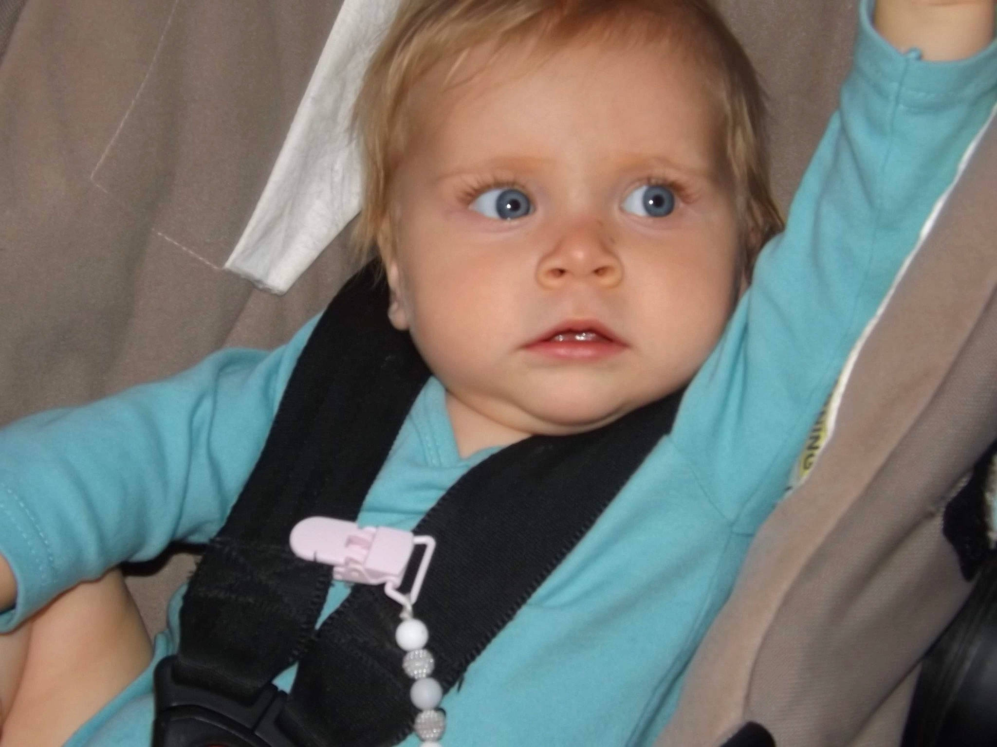 Soffya a rejoint le concours — aidez-le/la à gagner de superbes lots ! azure, baby, baby_carriage, cheek, chin, eye, eyebrow, eyelash, finger, gesture, happy, head, iris, lip, mouth, nose, person, product, seat_belt, skin