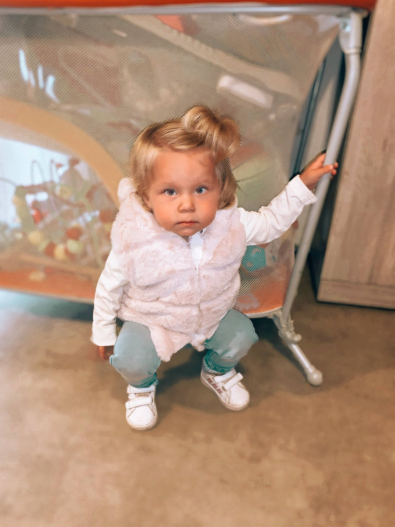 Soffya a rejoint le concours — aidez-le/la à gagner de superbes lots ! baby, baby_toddler_clothing, cheek, child, floor, flooring, foot, fun, happy, hardwood, human_leg, iris, knee, leg, person, sitting, sleeve, sock, standing, toddler