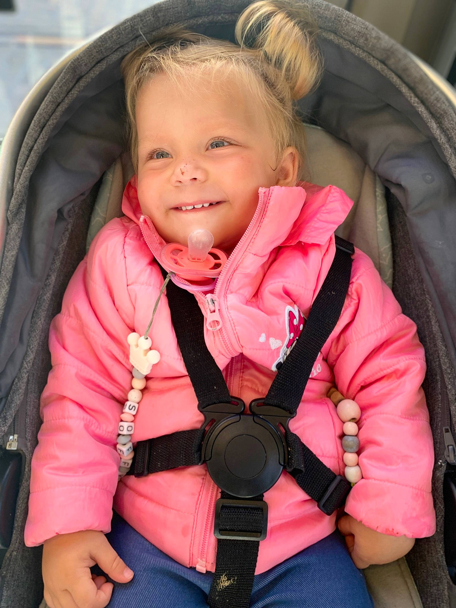 Soffya participe au concours pour gagner de l'argent avec cette photo : baby, baby_carriage, baby_in_car_seat, baby_products, baby_toddler_clothing, car_seat, cheek, child, comfort, happy, joy, magenta, mouth, organ, outerwear, person, pink, sitting, skin, sleeve